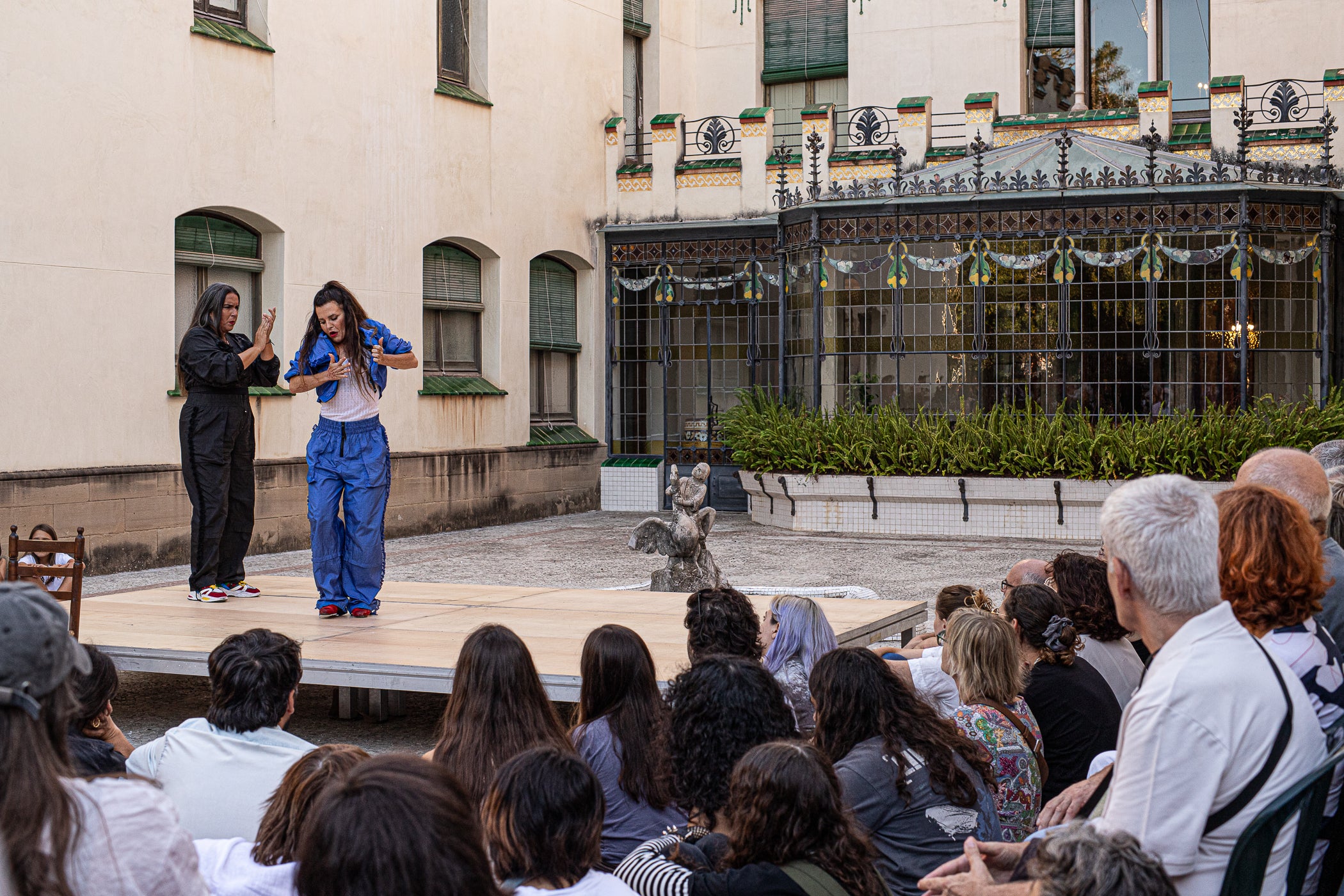 El Festival TNT de nous formats escènics de Terrassa celebrarà la seva 19a edició del 24 al 26 de setembre. El festival reunirà 18 propostes d'artistes emergents i consolidats, entre les quals cinc estrenes sorgides del seu programa de residències, sis espectacles gratuïts a l'espai públic i diverses propostes internacionals. Aquest divendres, hem pogut gaudir de tres dels sis espectacles a l'aire lliure ⁠‘Taranto aleatorio’, La Chani, a la Casa Alegre de Sagrera; ⁠⁠’Granotes al cel, aigua a la terra’, Banda Esfèrica, a la plaça Vella; i ⁠la videoinstal·lació ‘⁠La luz del lobo no pesa’, Aurora Bauzà & Pere Jou + Jou Serra al parc de Vallparadís