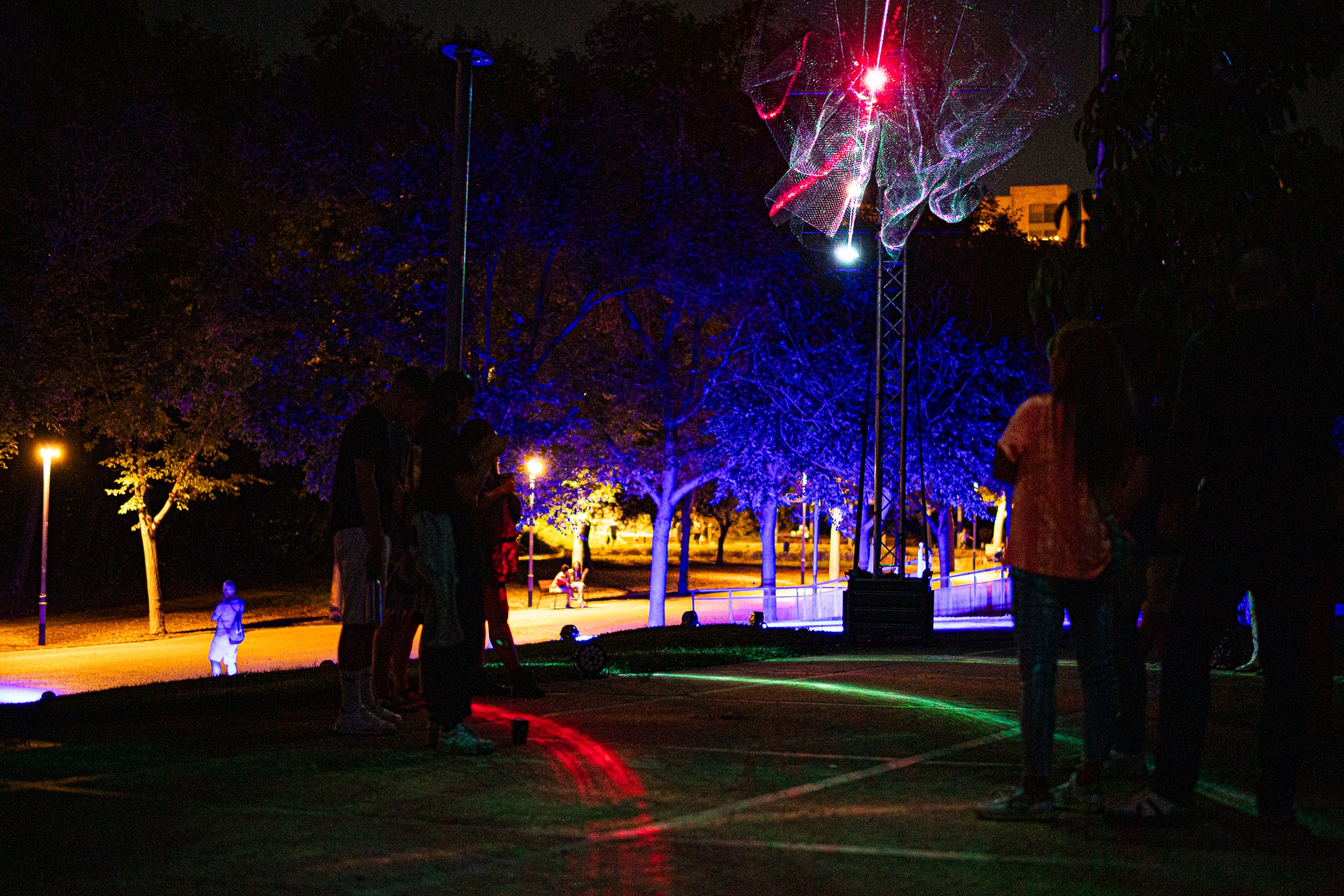 El Festival TNT de nous formats escènics de Terrassa celebrarà la seva 19a edició del 24 al 26 de setembre. El festival reunirà 18 propostes d'artistes emergents i consolidats, entre les quals cinc estrenes sorgides del seu programa de residències, sis espectacles gratuïts a l'espai públic i diverses propostes internacionals. Aquest divendres, hem pogut gaudir de tres dels sis espectacles a l'aire lliure ⁠‘Taranto aleatorio’, La Chani, a la Casa Alegre de Sagrera; ⁠⁠’Granotes al cel, aigua a la terra’, Banda Esfèrica, a la plaça Vella; i ⁠la videoinstal·lació ‘⁠La luz del lobo no pesa’, Aurora Bauzà & Pere Jou + Jou Serra al parc de Vallparadís