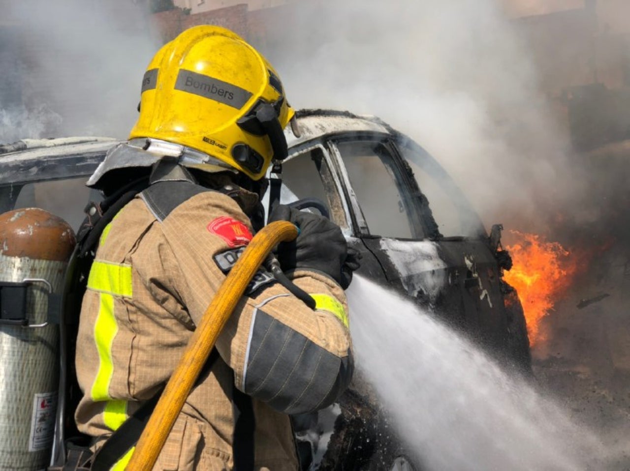 Bomber treballant en les tasques d'extinció d'un foc | Bombers de la Generalitat de Catalunya