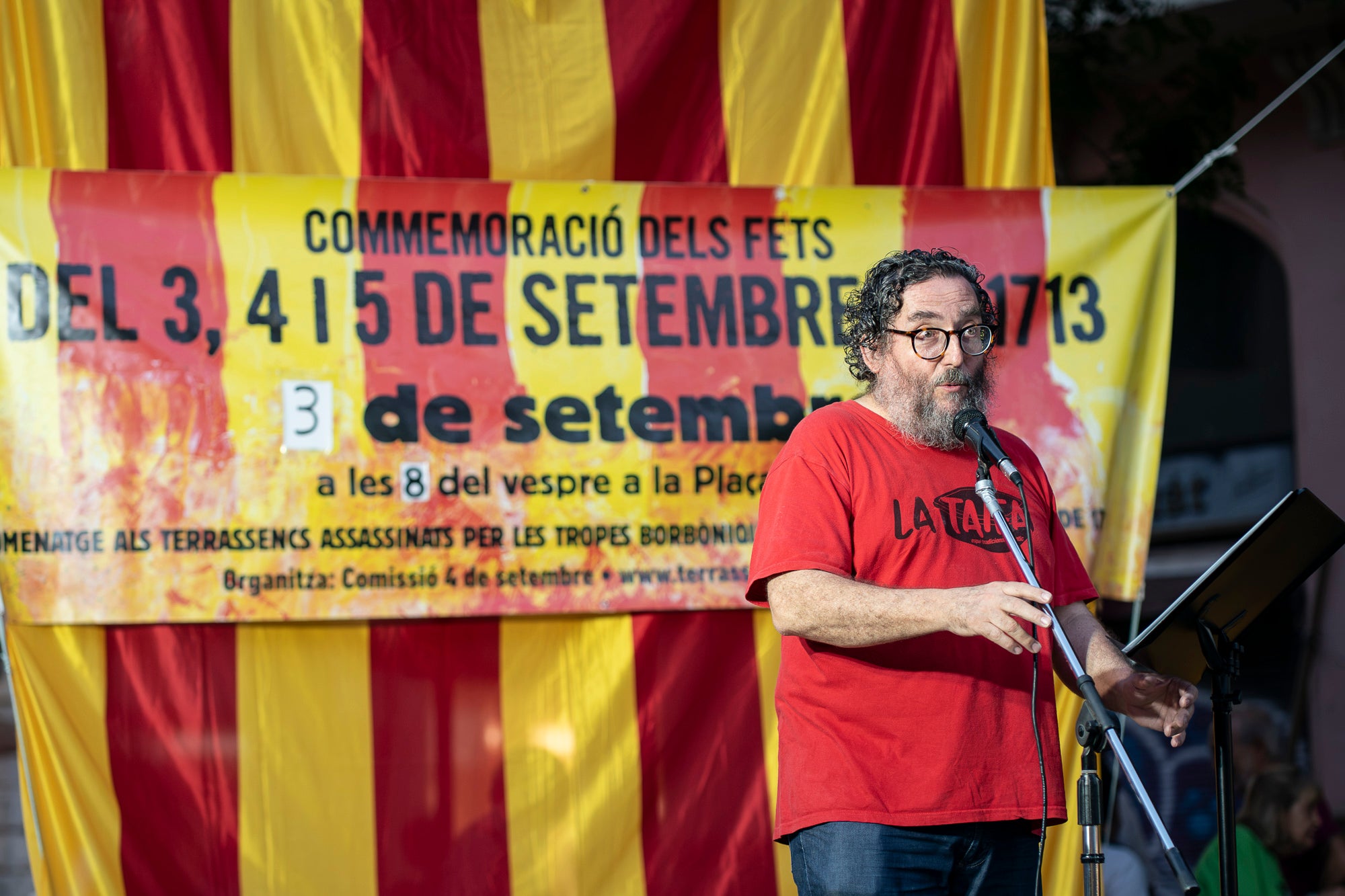 La plaça Vella de Terrassa ha acollit aquest dijous, l'acte de commemoració dels Fets del 3, 4 i 5 de setembre de 1713. Convocat per ANC, Consell per la República, Òmnium i Cants de Llibertat, ha comptat amb la participació de convidats vinguts des de Menorcs i grups de cultura popular de Terrassa. L'efemèride commemora els fets que van tenir aquells dies, amb l’incendi i saqueig de la vila de Terrassa en el marc de la Guerra de Successió, quan les tropes borbòniques de Felip V, comandades pel general Feliciano Bracamonte, van passar per les armes la vila de Terrassa.