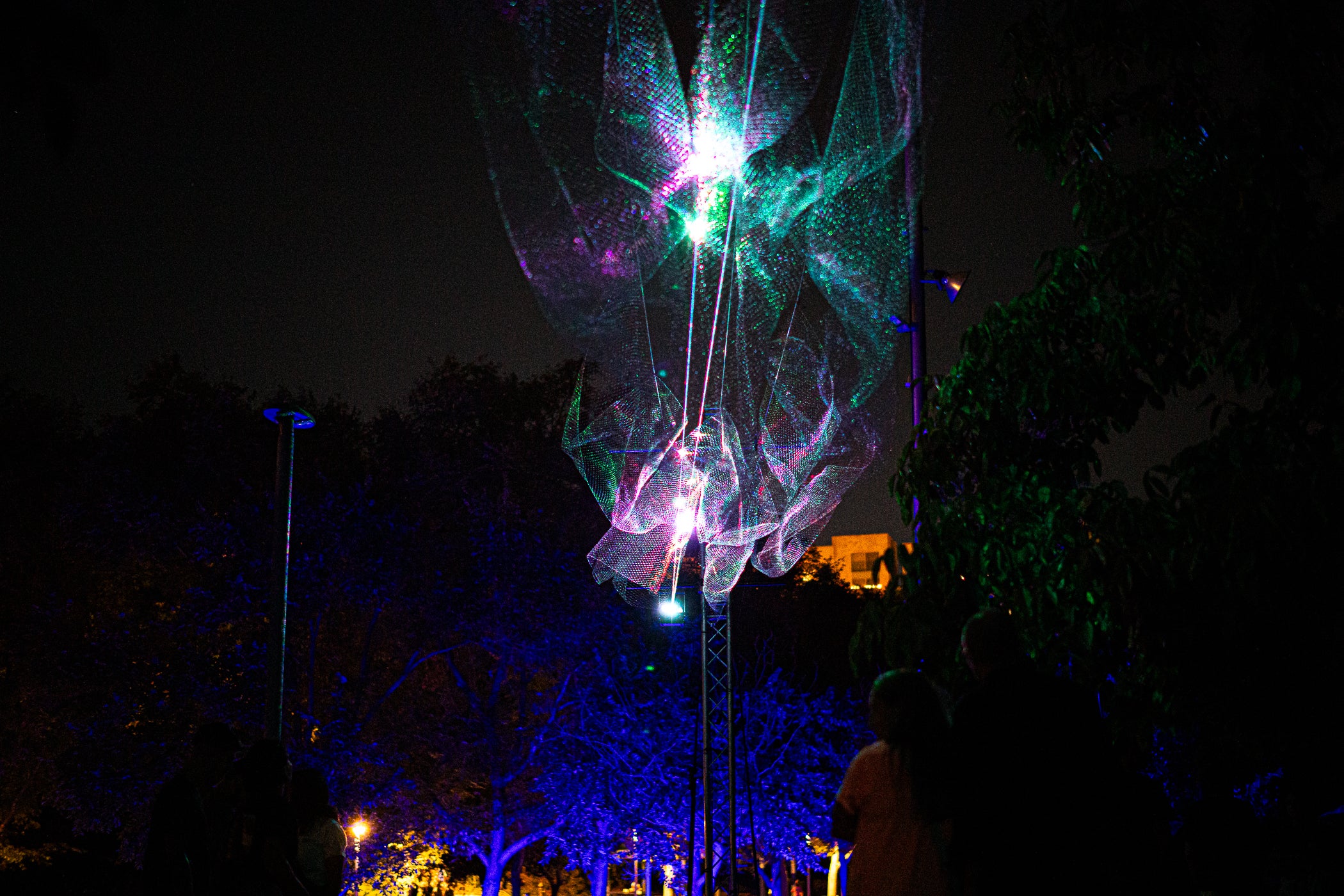 El Festival TNT de nous formats escènics de Terrassa celebrarà la seva 19a edició del 24 al 26 de setembre. El festival reunirà 18 propostes d'artistes emergents i consolidats, entre les quals cinc estrenes sorgides del seu programa de residències, sis espectacles gratuïts a l'espai públic i diverses propostes internacionals. Aquest divendres, hem pogut gaudir de tres dels sis espectacles a l'aire lliure ⁠‘Taranto aleatorio’, La Chani, a la Casa Alegre de Sagrera; ⁠⁠’Granotes al cel, aigua a la terra’, Banda Esfèrica, a la plaça Vella; i ⁠la videoinstal·lació ‘⁠La luz del lobo no pesa’, Aurora Bauzà & Pere Jou + Jou Serra al parc de Vallparadís