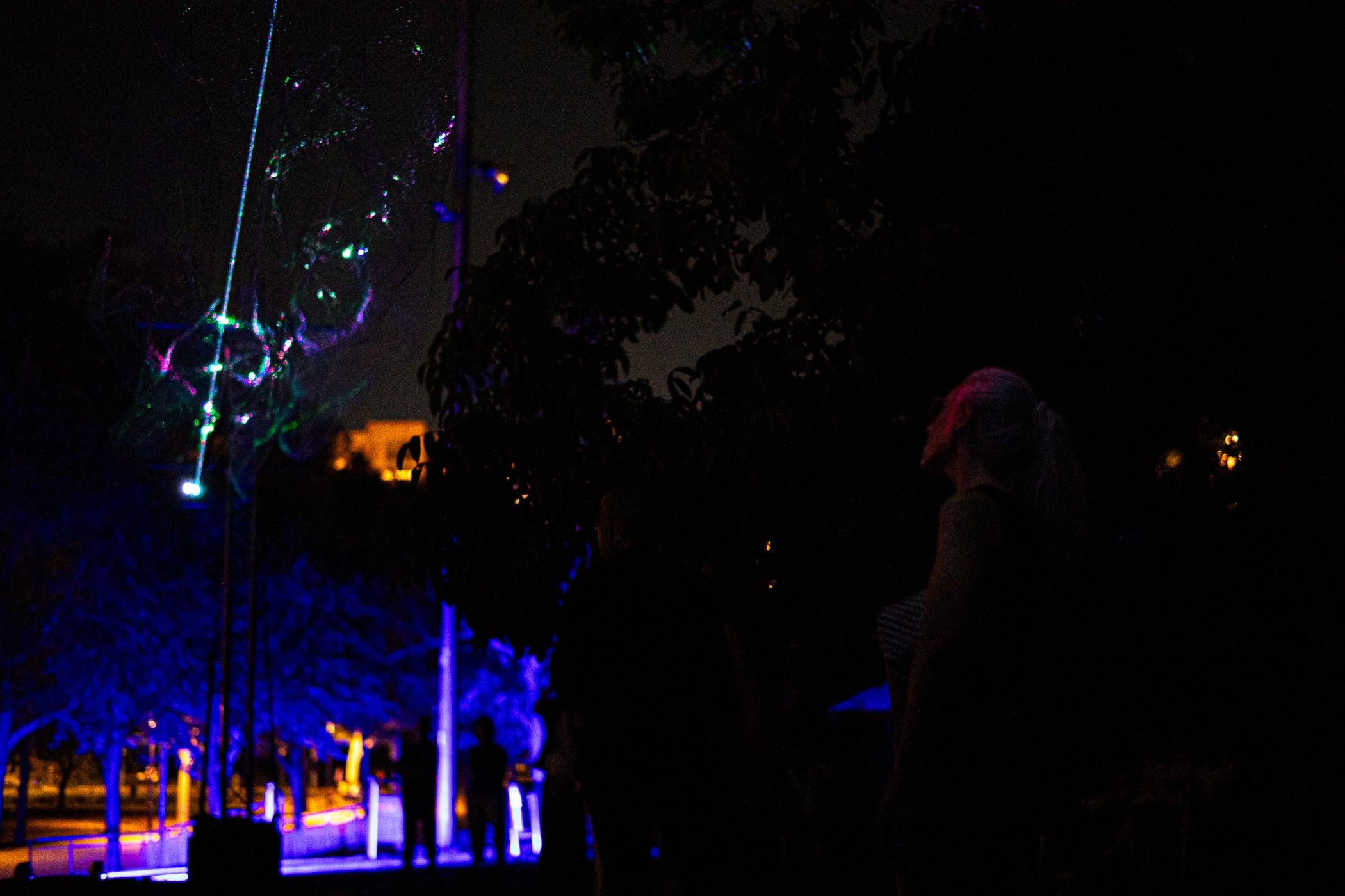 El Festival TNT de nous formats escènics de Terrassa celebrarà la seva 19a edició del 24 al 26 de setembre. El festival reunirà 18 propostes d'artistes emergents i consolidats, entre les quals cinc estrenes sorgides del seu programa de residències, sis espectacles gratuïts a l'espai públic i diverses propostes internacionals. Aquest divendres, hem pogut gaudir de tres dels sis espectacles a l'aire lliure ⁠‘Taranto aleatorio’, La Chani, a la Casa Alegre de Sagrera; ⁠⁠’Granotes al cel, aigua a la terra’, Banda Esfèrica, a la plaça Vella; i ⁠la videoinstal·lació ‘⁠La luz del lobo no pesa’, Aurora Bauzà & Pere Jou + Jou Serra al parc de Vallparadís