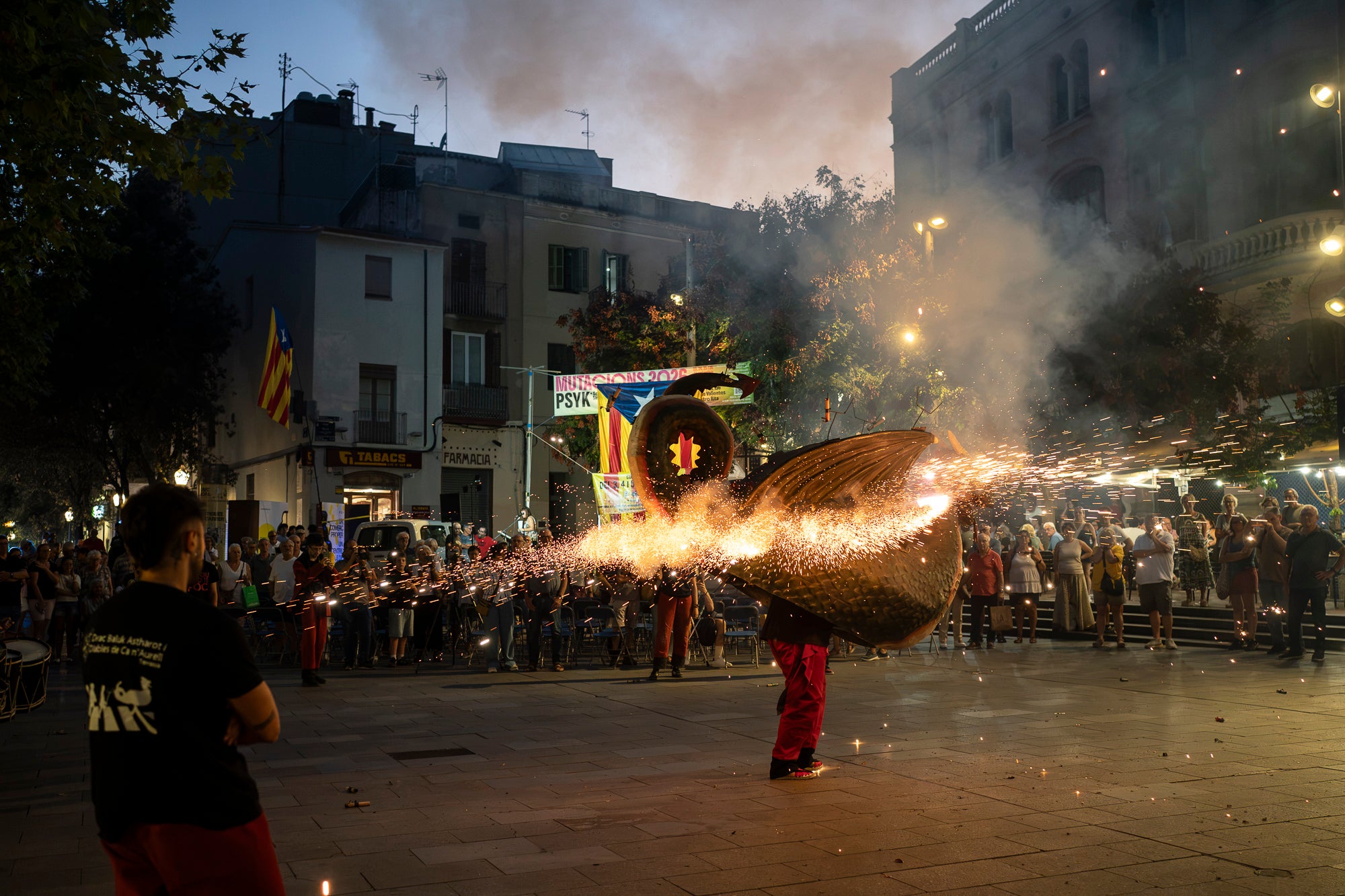 La plaça Vella de Terrassa ha acollit aquest dijous, l'acte de commemoració dels Fets del 3, 4 i 5 de setembre de 1713. Convocat per ANC, Consell per la República, Òmnium i Cants de Llibertat, ha comptat amb la participació de convidats vinguts des de Menorcs i grups de cultura popular de Terrassa. L'efemèride commemora els fets que van tenir aquells dies, amb l’incendi i saqueig de la vila de Terrassa en el marc de la Guerra de Successió, quan les tropes borbòniques de Felip V, comandades pel general Feliciano Bracamonte, van passar per les armes la vila de Terrassa.