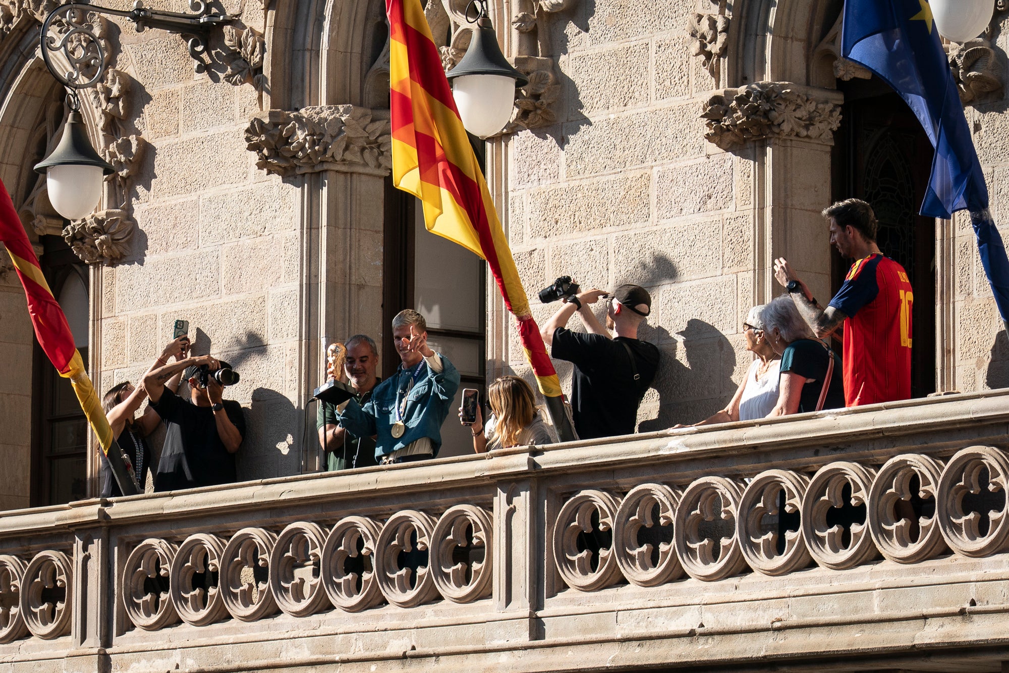 L’Ajuntament de Terrassa ha rebut aquest dimecres dia 2 de setembre el futbolista terrassenc Dani Olmo, després que aquest s’hagi proclamat campió del Món amb la selecció espanyola de la Copa Mundial de Futbol 2026, celebrada aquest estiu als Estats Units, Canadà i Mèxic. El jugador ha estat rebut per representants d'autoritats locals i l'alcalde, i ha signat en el Llibre de la ciutat. Després d'una reunió al despatx d'alcaldia, ha sortit al balcó de l'Ajuntament a saludar les desenes de persones que s'hi han aplegat. Olmo ha exhibit la medalla i el trofeu, i ha agraït la càlida rebuda dels terrassencs.