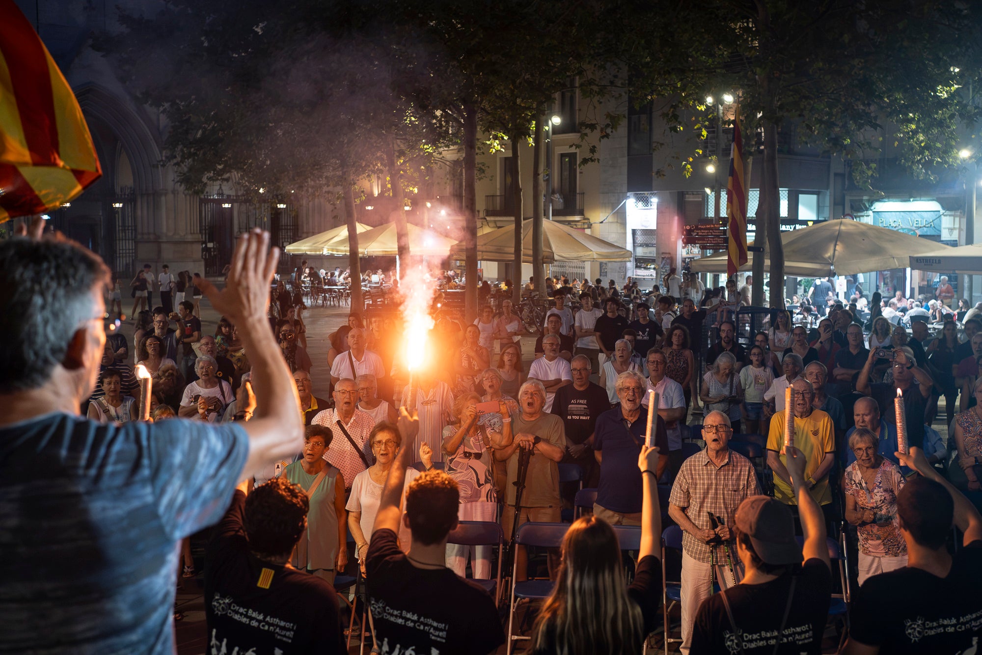 La plaça Vella de Terrassa ha acollit aquest dijous, l'acte de commemoració dels Fets del 3, 4 i 5 de setembre de 1713. Convocat per ANC, Consell per la República, Òmnium i Cants de Llibertat, ha comptat amb la participació de convidats vinguts des de Menorcs i grups de cultura popular de Terrassa. L'efemèride commemora els fets que van tenir aquells dies, amb l’incendi i saqueig de la vila de Terrassa en el marc de la Guerra de Successió, quan les tropes borbòniques de Felip V, comandades pel general Feliciano Bracamonte, van passar per les armes la vila de Terrassa.