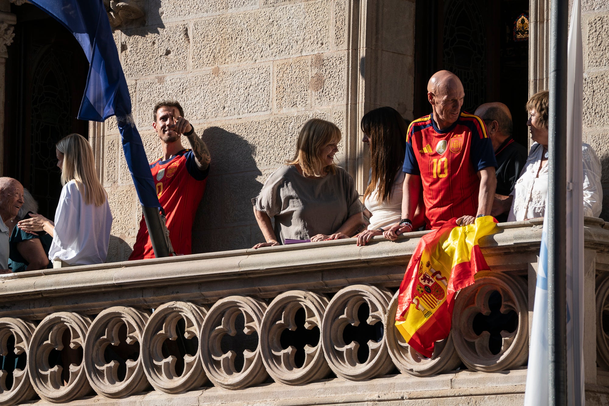 L’Ajuntament de Terrassa ha rebut aquest dimecres dia 2 de setembre el futbolista terrassenc Dani Olmo, després que aquest s’hagi proclamat campió del Món amb la selecció espanyola de la Copa Mundial de Futbol 2026, celebrada aquest estiu als Estats Units, Canadà i Mèxic. El jugador ha estat rebut per representants d'autoritats locals i l'alcalde, i ha signat en el Llibre de la ciutat. Després d'una reunió al despatx d'alcaldia, ha sortit al balcó de l'Ajuntament a saludar les desenes de persones que s'hi han aplegat. Olmo ha exhibit la medalla i el trofeu, i ha agraït la càlida rebuda dels terrassencs.