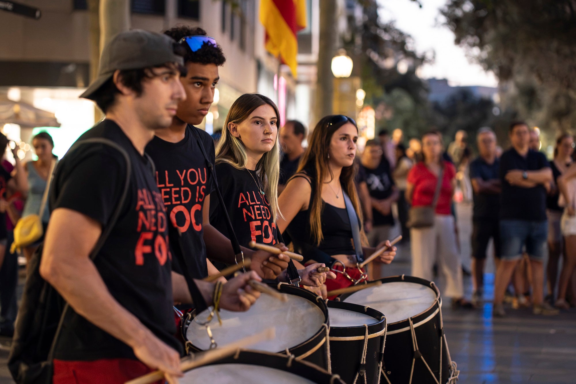 La plaça Vella de Terrassa ha acollit aquest dijous, l'acte de commemoració dels Fets del 3, 4 i 5 de setembre de 1713. Convocat per ANC, Consell per la República, Òmnium i Cants de Llibertat, ha comptat amb la participació de convidats vinguts des de Menorcs i grups de cultura popular de Terrassa. L'efemèride commemora els fets que van tenir aquells dies, amb l’incendi i saqueig de la vila de Terrassa en el marc de la Guerra de Successió, quan les tropes borbòniques de Felip V, comandades pel general Feliciano Bracamonte, van passar per les armes la vila de Terrassa.