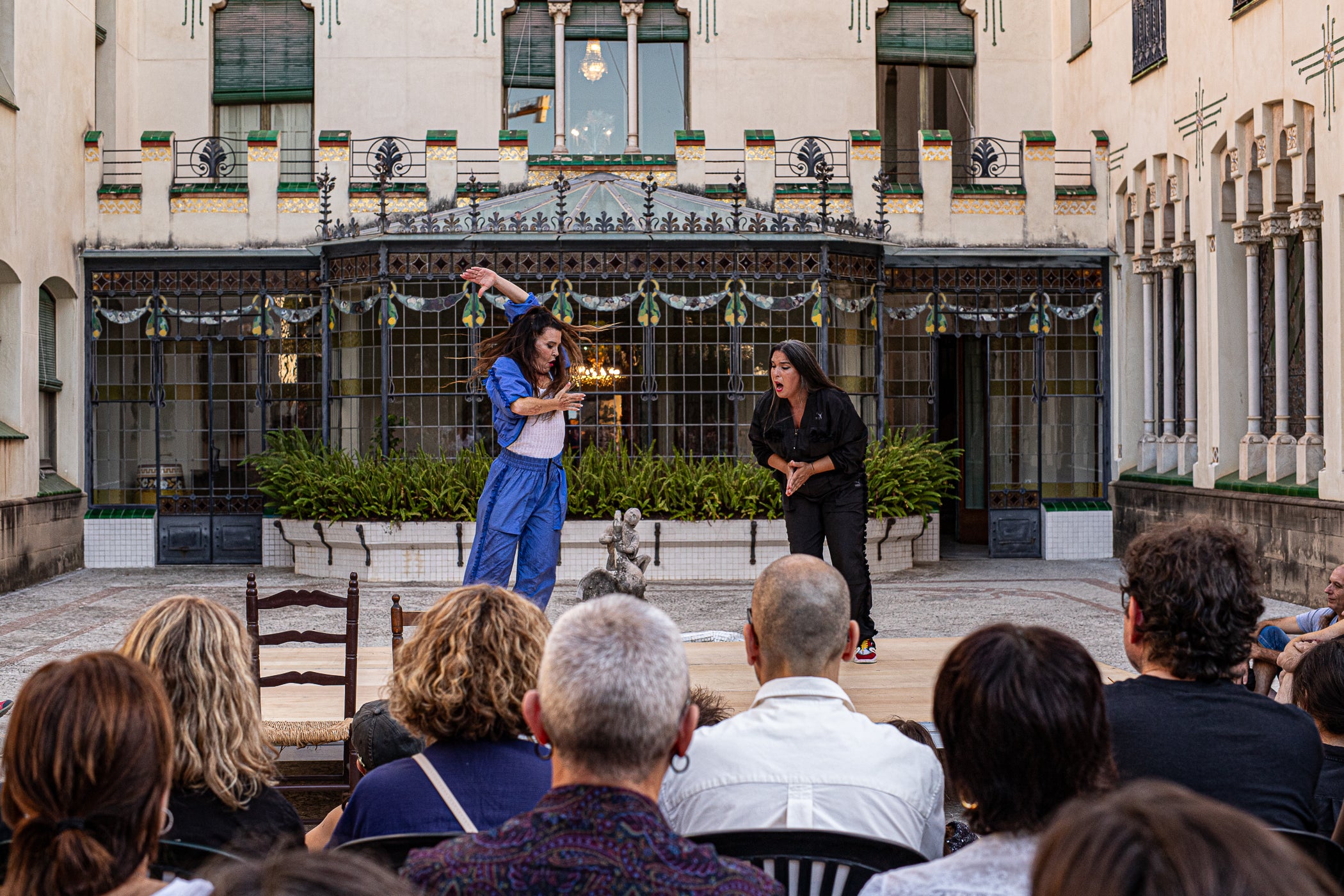 El Festival TNT de nous formats escènics de Terrassa celebrarà la seva 19a edició del 24 al 26 de setembre. El festival reunirà 18 propostes d'artistes emergents i consolidats, entre les quals cinc estrenes sorgides del seu programa de residències, sis espectacles gratuïts a l'espai públic i diverses propostes internacionals. Aquest divendres, hem pogut gaudir de tres dels sis espectacles a l'aire lliure ⁠‘Taranto aleatorio’, La Chani, a la Casa Alegre de Sagrera; ⁠⁠’Granotes al cel, aigua a la terra’, Banda Esfèrica, a la plaça Vella; i ⁠la videoinstal·lació ‘⁠La luz del lobo no pesa’, Aurora Bauzà & Pere Jou + Jou Serra al parc de Vallparadís
