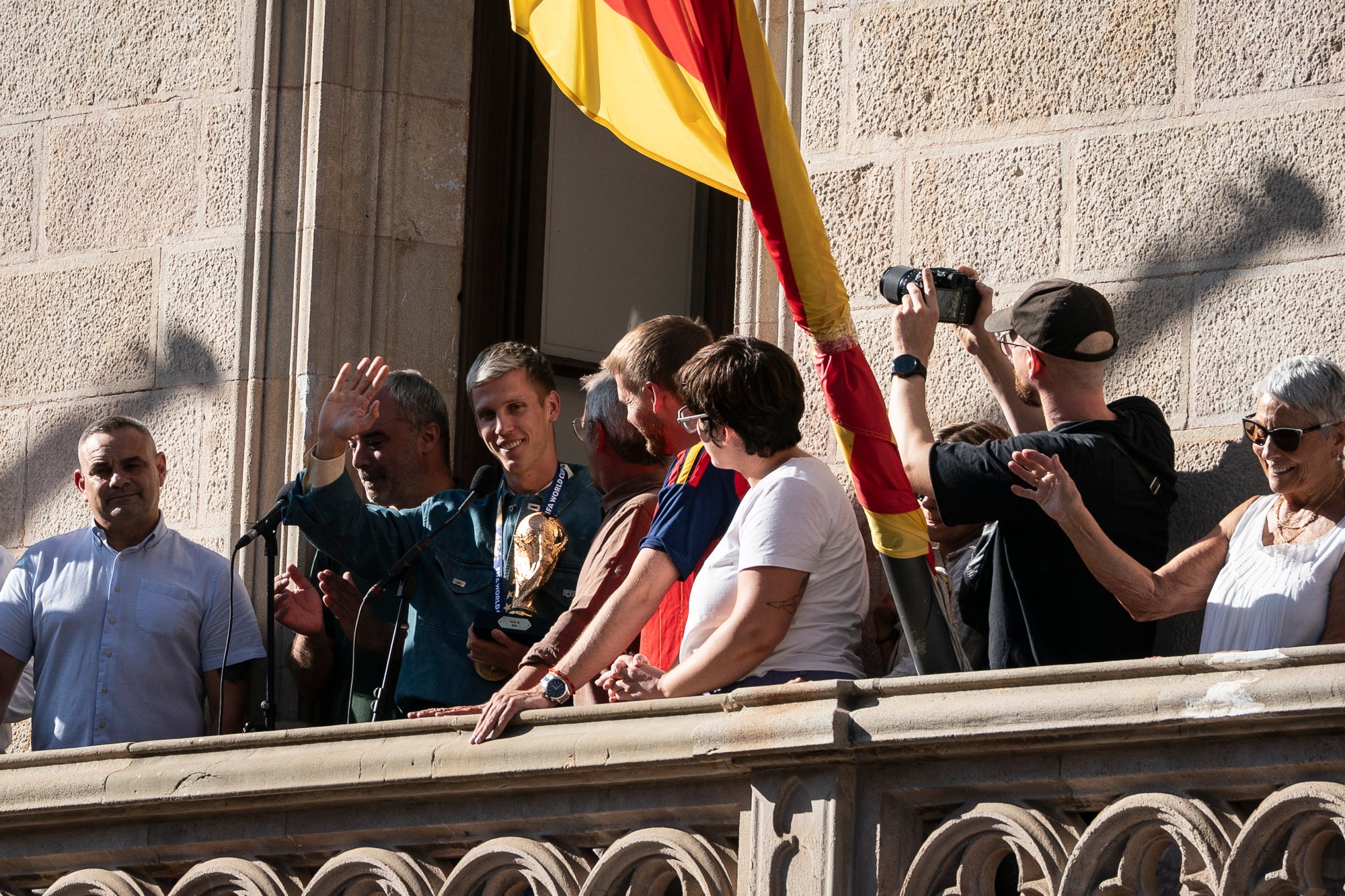 L’Ajuntament de Terrassa ha rebut aquest dimecres dia 2 de setembre el futbolista terrassenc Dani Olmo, després que aquest s’hagi proclamat campió del Món amb la selecció espanyola de la Copa Mundial de Futbol 2026, celebrada aquest estiu als Estats Units, Canadà i Mèxic. El jugador ha estat rebut per representants d'autoritats locals i l'alcalde, i ha signat en el Llibre de la ciutat. Després d'una reunió al despatx d'alcaldia, ha sortit al balcó de l'Ajuntament a saludar les desenes de persones que s'hi han aplegat. Olmo ha exhibit la medalla i el trofeu, i ha agraït la càlida rebuda dels terrassencs.