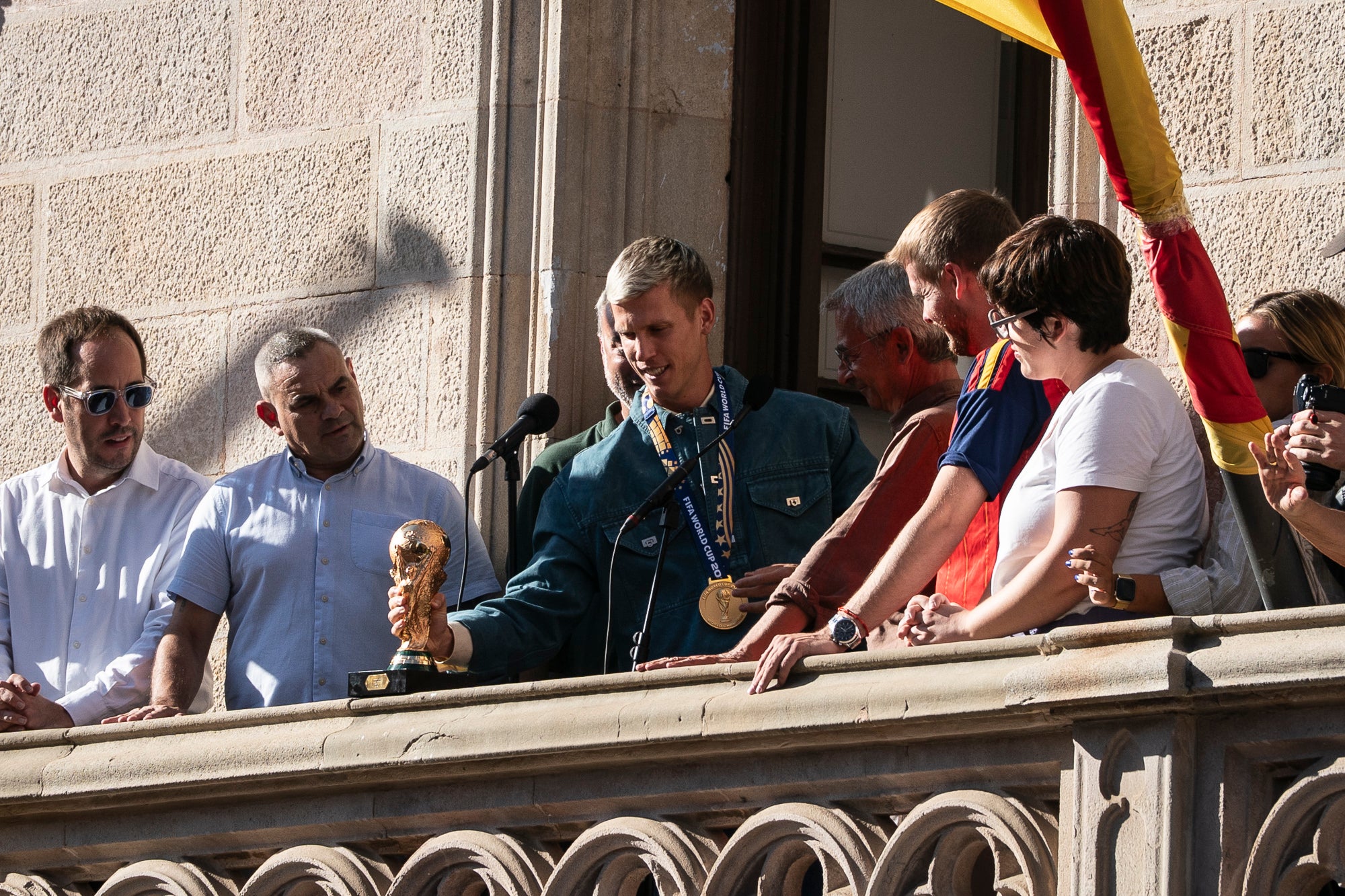 L’Ajuntament de Terrassa ha rebut aquest dimecres dia 2 de setembre el futbolista terrassenc Dani Olmo, després que aquest s’hagi proclamat campió del Món amb la selecció espanyola de la Copa Mundial de Futbol 2026, celebrada aquest estiu als Estats Units, Canadà i Mèxic. El jugador ha estat rebut per representants d'autoritats locals i l'alcalde, i ha signat en el Llibre de la ciutat. Després d'una reunió al despatx d'alcaldia, ha sortit al balcó de l'Ajuntament a saludar les desenes de persones que s'hi han aplegat. Olmo ha exhibit la medalla i el trofeu, i ha agraït la càlida rebuda dels terrassencs.
