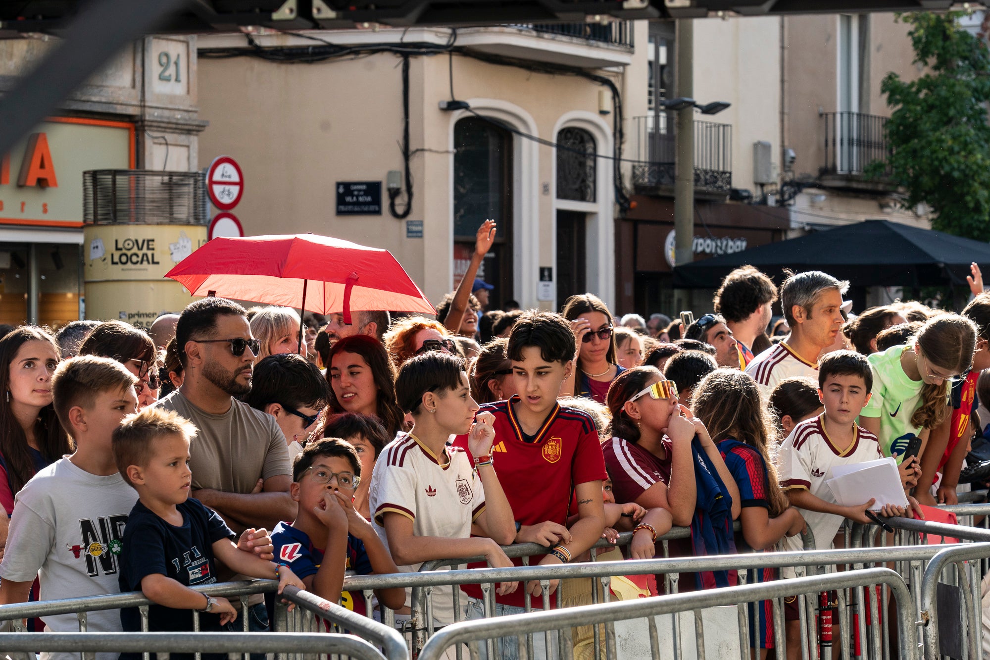 L’Ajuntament de Terrassa ha rebut aquest dimecres dia 2 de setembre el futbolista terrassenc Dani Olmo, després que aquest s’hagi proclamat campió del Món amb la selecció espanyola de la Copa Mundial de Futbol 2026, celebrada aquest estiu als Estats Units, Canadà i Mèxic. El jugador ha estat rebut per representants d'autoritats locals i l'alcalde, i ha signat en el Llibre de la ciutat. Després d'una reunió al despatx d'alcaldia, ha sortit al balcó de l'Ajuntament a saludar les desenes de persones que s'hi han aplegat. Olmo ha exhibit la medalla i el trofeu, i ha agraït la càlida rebuda dels terrassencs.