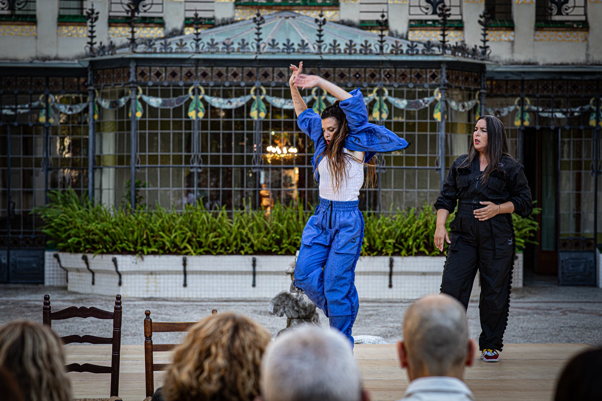 El Festival TNT de nous formats escènics de Terrassa celebrarà la seva 19a edició del 24 al 26 de setembre. El festival reunirà 18 propostes d'artistes emergents i consolidats, entre les quals cinc estrenes sorgides del seu programa de residències, sis espectacles gratuïts a l'espai públic i diverses propostes internacionals. Aquest divendres, hem pogut gaudir de tres dels sis espectacles a l'aire lliure ⁠‘Taranto aleatorio’, La Chani, a la Casa Alegre de Sagrera; ⁠⁠’Granotes al cel, aigua a la terra’, Banda Esfèrica, a la plaça Vella; i ⁠la videoinstal·lació ‘⁠La luz del lobo no pesa’, Aurora Bauzà & Pere Jou + Jou Serra al parc de Vallparadís