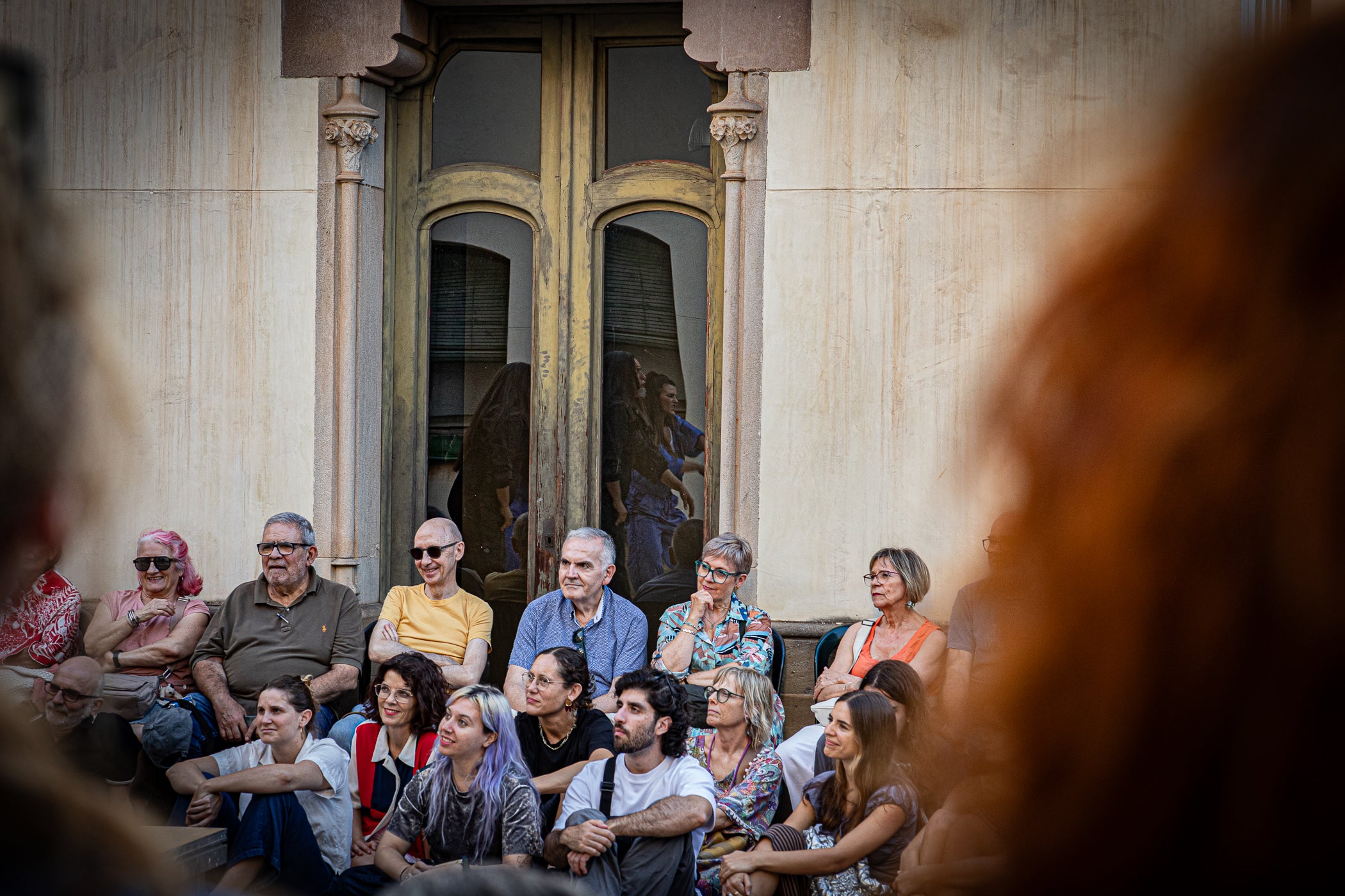 El Festival TNT de nous formats escènics de Terrassa celebrarà la seva 19a edició del 24 al 26 de setembre. El festival reunirà 18 propostes d'artistes emergents i consolidats, entre les quals cinc estrenes sorgides del seu programa de residències, sis espectacles gratuïts a l'espai públic i diverses propostes internacionals. Aquest divendres, hem pogut gaudir de tres dels sis espectacles a l'aire lliure ⁠‘Taranto aleatorio’, La Chani, a la Casa Alegre de Sagrera; ⁠⁠’Granotes al cel, aigua a la terra’, Banda Esfèrica, a la plaça Vella; i ⁠la videoinstal·lació ‘⁠La luz del lobo no pesa’, Aurora Bauzà & Pere Jou + Jou Serra al parc de Vallparadís