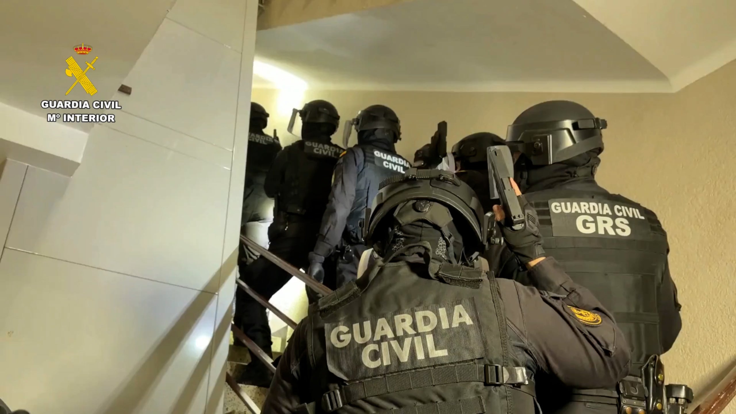 Agents de la Guàrdia Civil en la desarticulació d'una xarxa de ciberestafes que va defraudar més d'un milió d'euros amb escorcolls a Badalona i Terrassa | Guàrdia Civil
