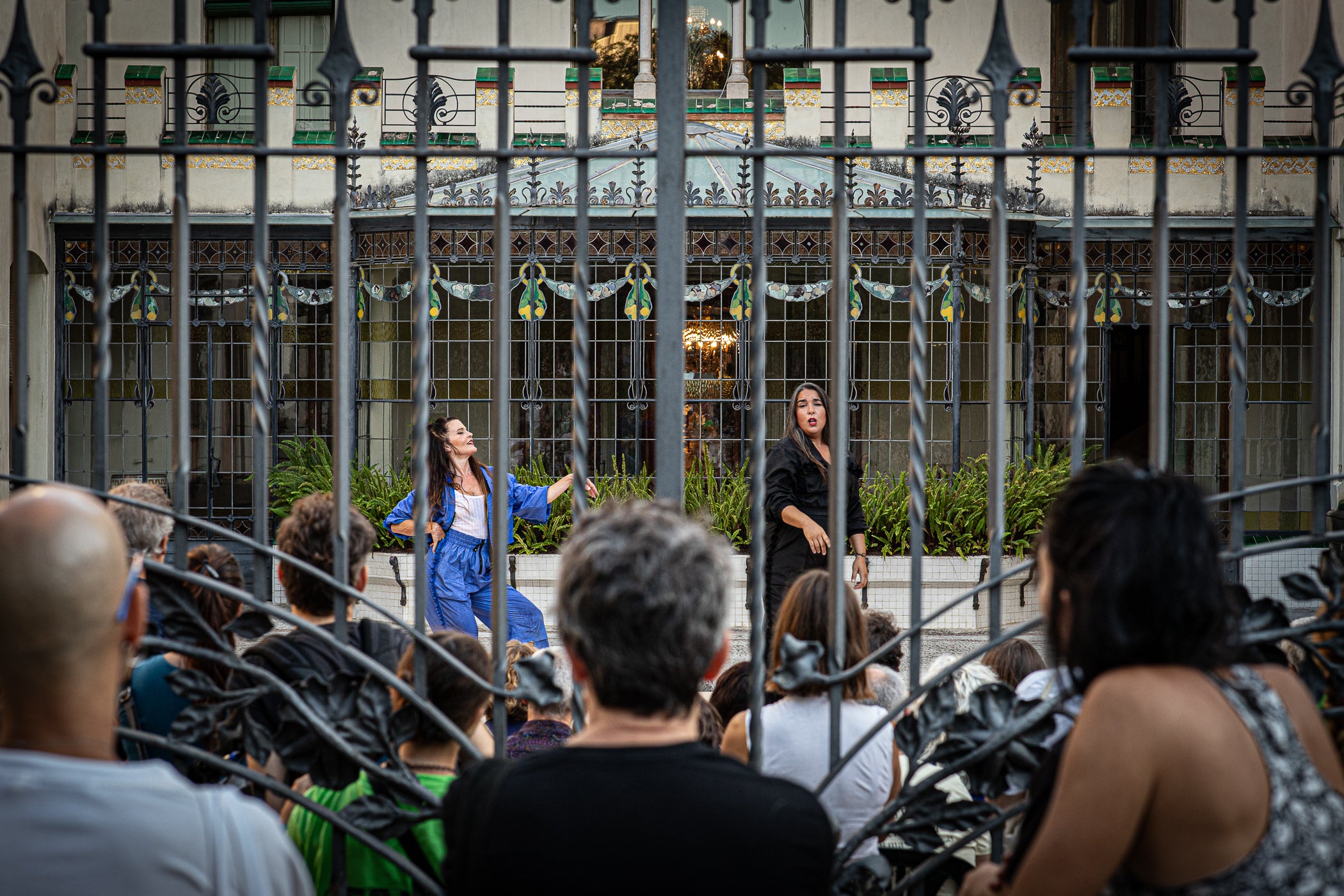 El Festival TNT de nous formats escènics de Terrassa celebrarà la seva 19a edició del 24 al 26 de setembre. El festival reunirà 18 propostes d'artistes emergents i consolidats, entre les quals cinc estrenes sorgides del seu programa de residències, sis espectacles gratuïts a l'espai públic i diverses propostes internacionals. Aquest divendres, hem pogut gaudir de tres dels sis espectacles a l'aire lliure ⁠‘Taranto aleatorio’, La Chani, a la Casa Alegre de Sagrera; ⁠⁠’Granotes al cel, aigua a la terra’, Banda Esfèrica, a la plaça Vella; i ⁠la videoinstal·lació ‘⁠La luz del lobo no pesa’, Aurora Bauzà & Pere Jou + Jou Serra al parc de Vallparadís