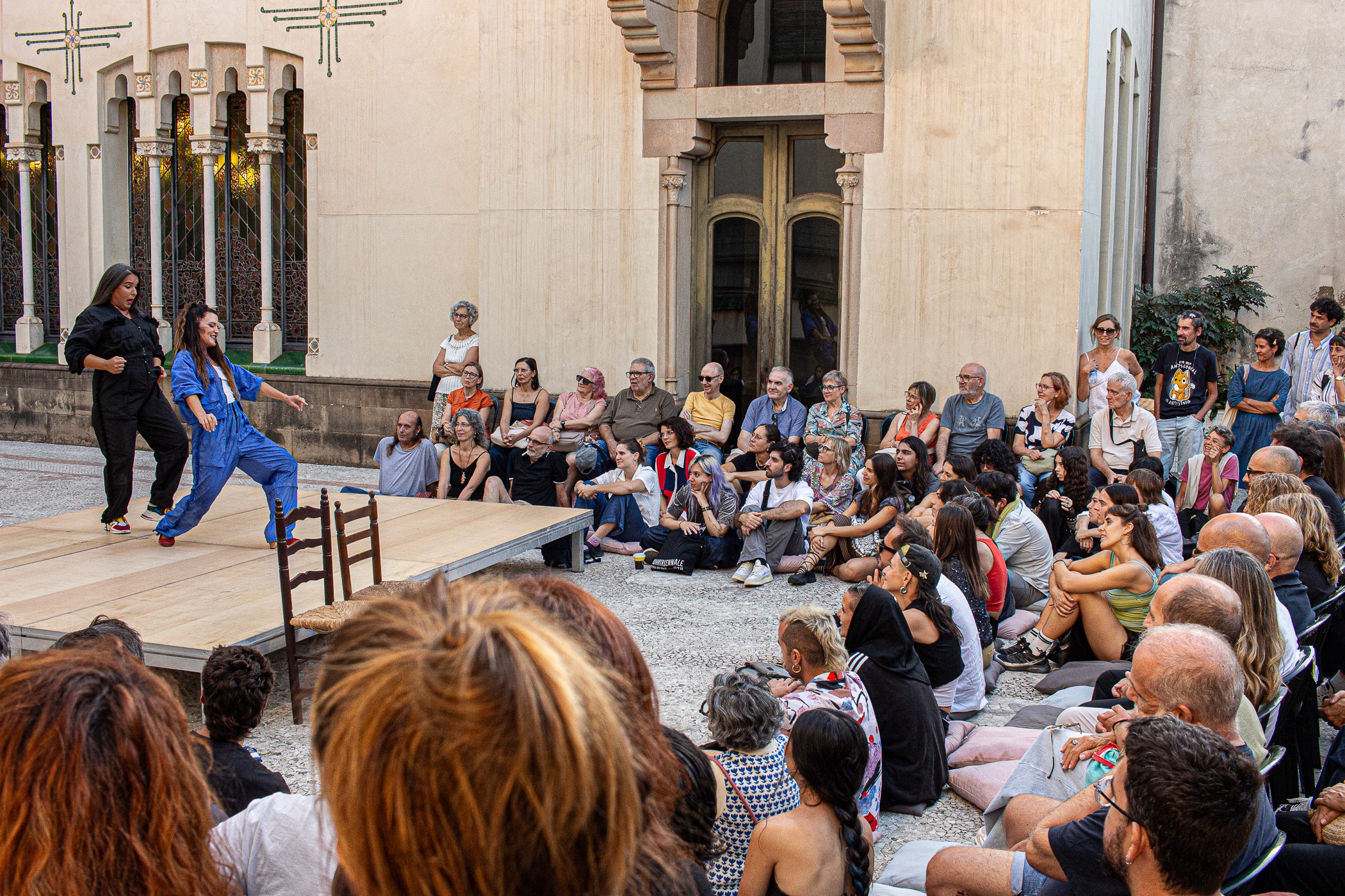 El Festival TNT de nous formats escènics de Terrassa celebrarà la seva 19a edició del 24 al 26 de setembre. El festival reunirà 18 propostes d'artistes emergents i consolidats, entre les quals cinc estrenes sorgides del seu programa de residències, sis espectacles gratuïts a l'espai públic i diverses propostes internacionals. Aquest divendres, hem pogut gaudir de tres dels sis espectacles a l'aire lliure ⁠‘Taranto aleatorio’, La Chani, a la Casa Alegre de Sagrera; ⁠⁠’Granotes al cel, aigua a la terra’, Banda Esfèrica, a la plaça Vella; i ⁠la videoinstal·lació ‘⁠La luz del lobo no pesa’, Aurora Bauzà & Pere Jou + Jou Serra al parc de Vallparadís