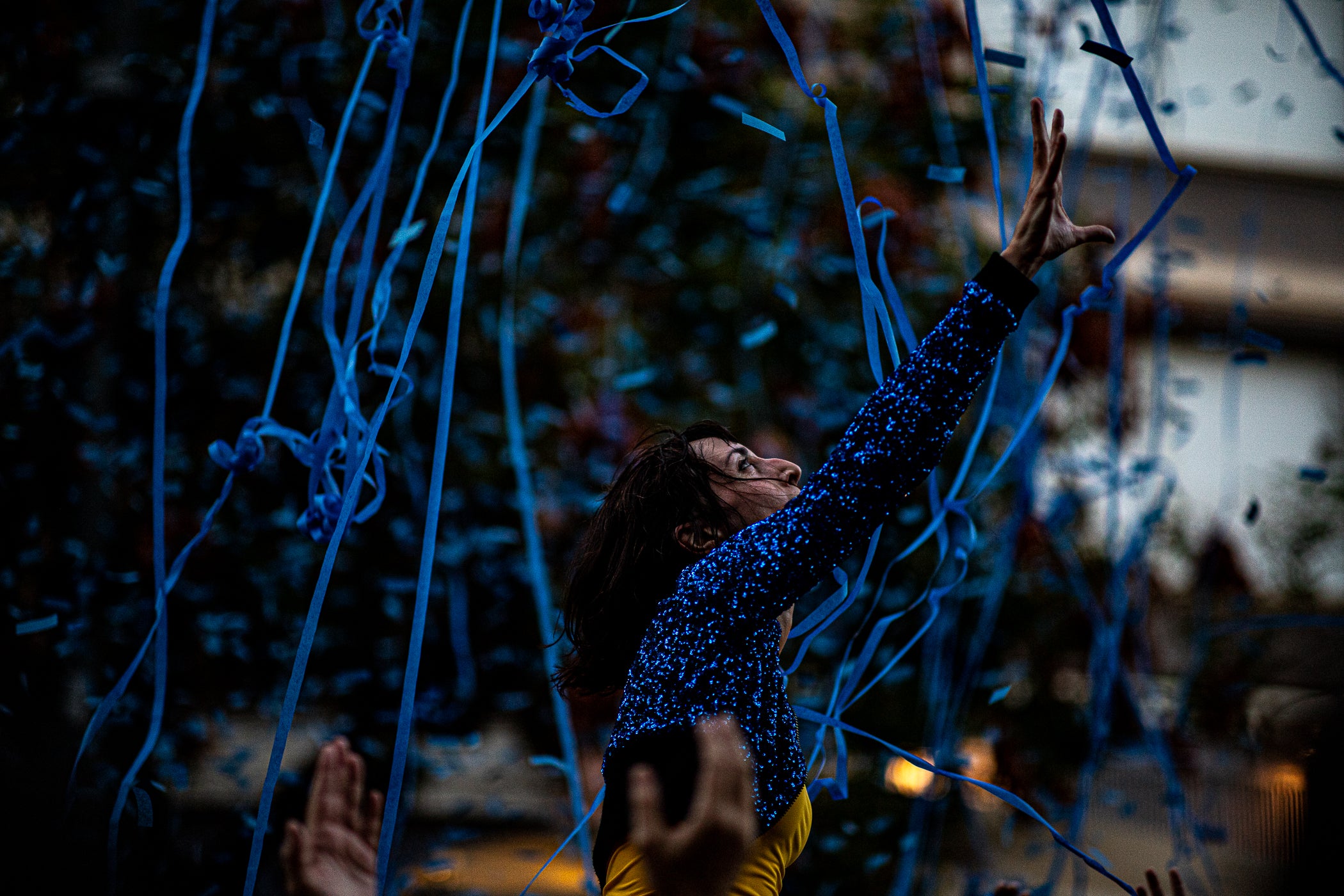 El Festival TNT de nous formats escènics de Terrassa celebrarà la seva 19a edició del 24 al 26 de setembre. El festival reunirà 18 propostes d'artistes emergents i consolidats, entre les quals cinc estrenes sorgides del seu programa de residències, sis espectacles gratuïts a l'espai públic i diverses propostes internacionals. Aquest divendres, hem pogut gaudir de tres dels sis espectacles a l'aire lliure ⁠‘Taranto aleatorio’, La Chani, a la Casa Alegre de Sagrera; ⁠⁠’Granotes al cel, aigua a la terra’, Banda Esfèrica, a la plaça Vella; i ⁠la videoinstal·lació ‘⁠La luz del lobo no pesa’, Aurora Bauzà & Pere Jou + Jou Serra al parc de Vallparadís