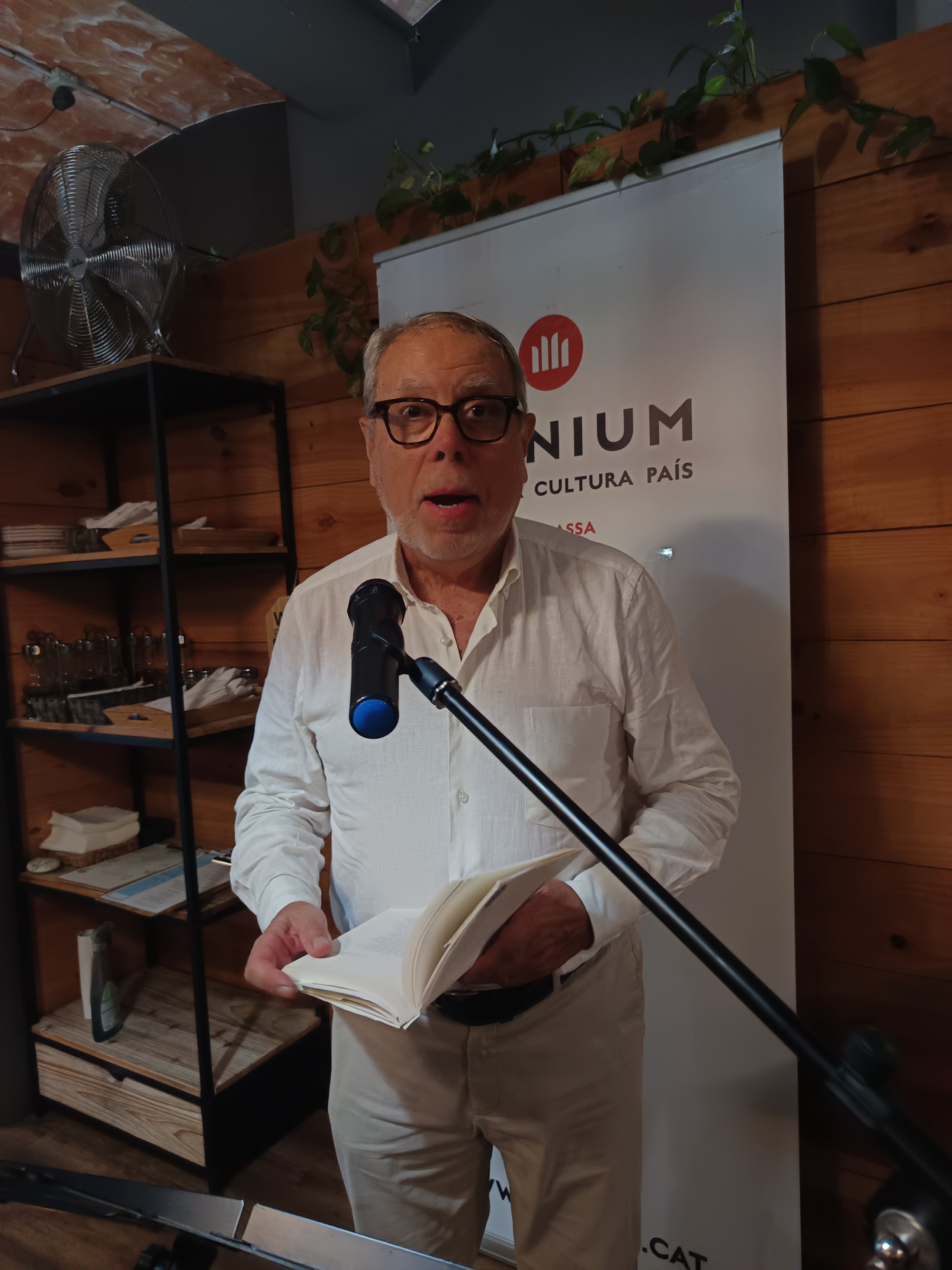 Aquest passat dijous, dia 17 de setembre, Òmnium ha celebrat per quart any consecutiu el sopar en homenatge a Vicent Andrés Estellés. En aquesta ocasió hem triat el restaurant La Traviesa del Passeig del Vapor Gran de Terrassa. El menú presentat combinava uns plats amb ingredients valencians i catalans. La jornada va comptar amb la presència d'una trentena de persones, entre organitzadors, membres de la Junta Òmnium Terrassa, socis d'Òmnium, representants de diferents entitats de la ciutat i poetes terrassencs | Òmnium Terrassa