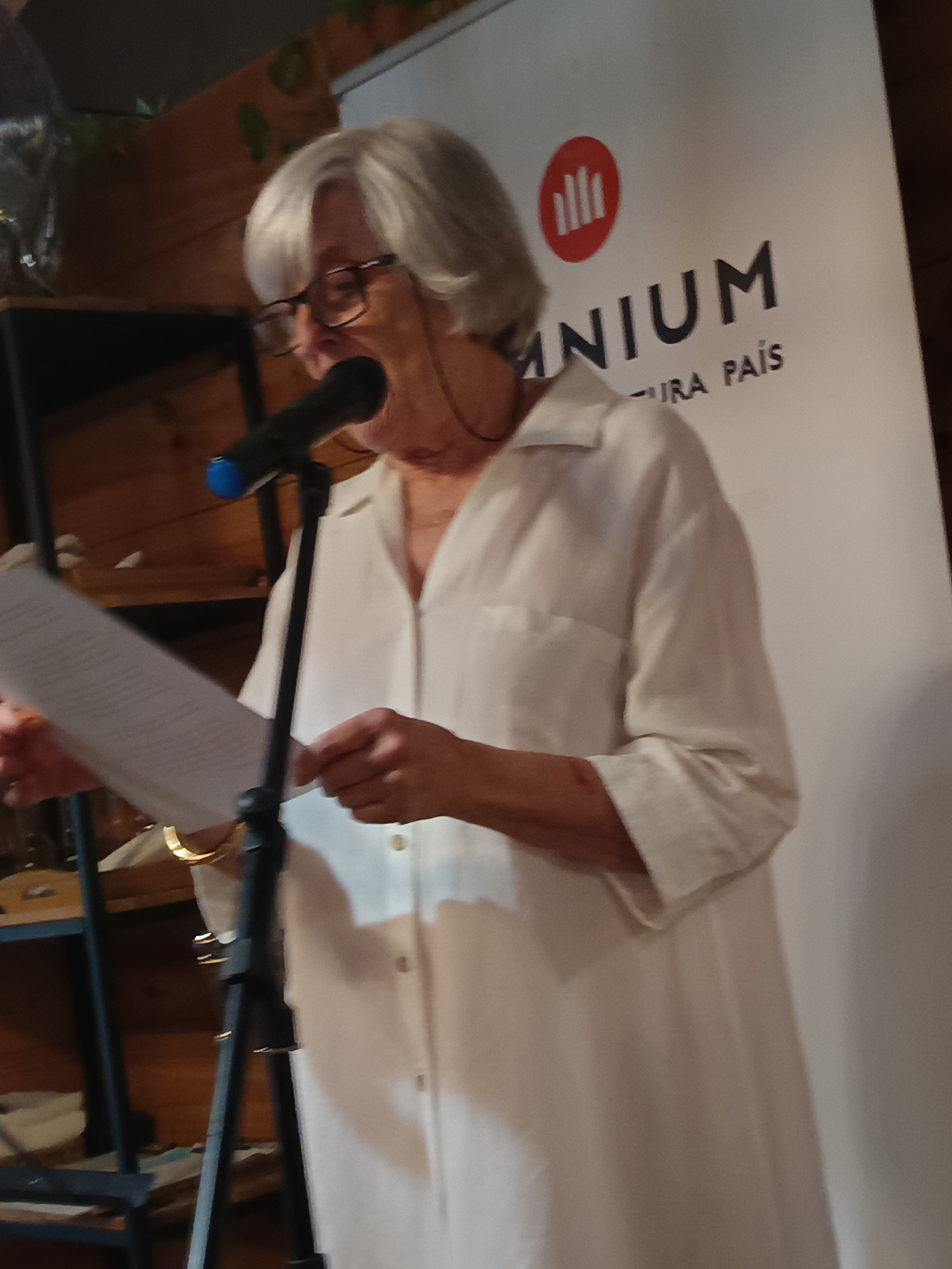 Aquest passat dijous, dia 17 de setembre, Òmnium ha celebrat per quart any consecutiu el sopar en homenatge a Vicent Andrés Estellés. En aquesta ocasió hem triat el restaurant La Traviesa del Passeig del Vapor Gran de Terrassa. El menú presentat combinava uns plats amb ingredients valencians i catalans. La jornada va comptar amb la presència d'una trentena de persones, entre organitzadors, membres de la Junta Òmnium Terrassa, socis d'Òmnium, representants de diferents entitats de la ciutat i poetes terrassencs | Òmnium Terrassa