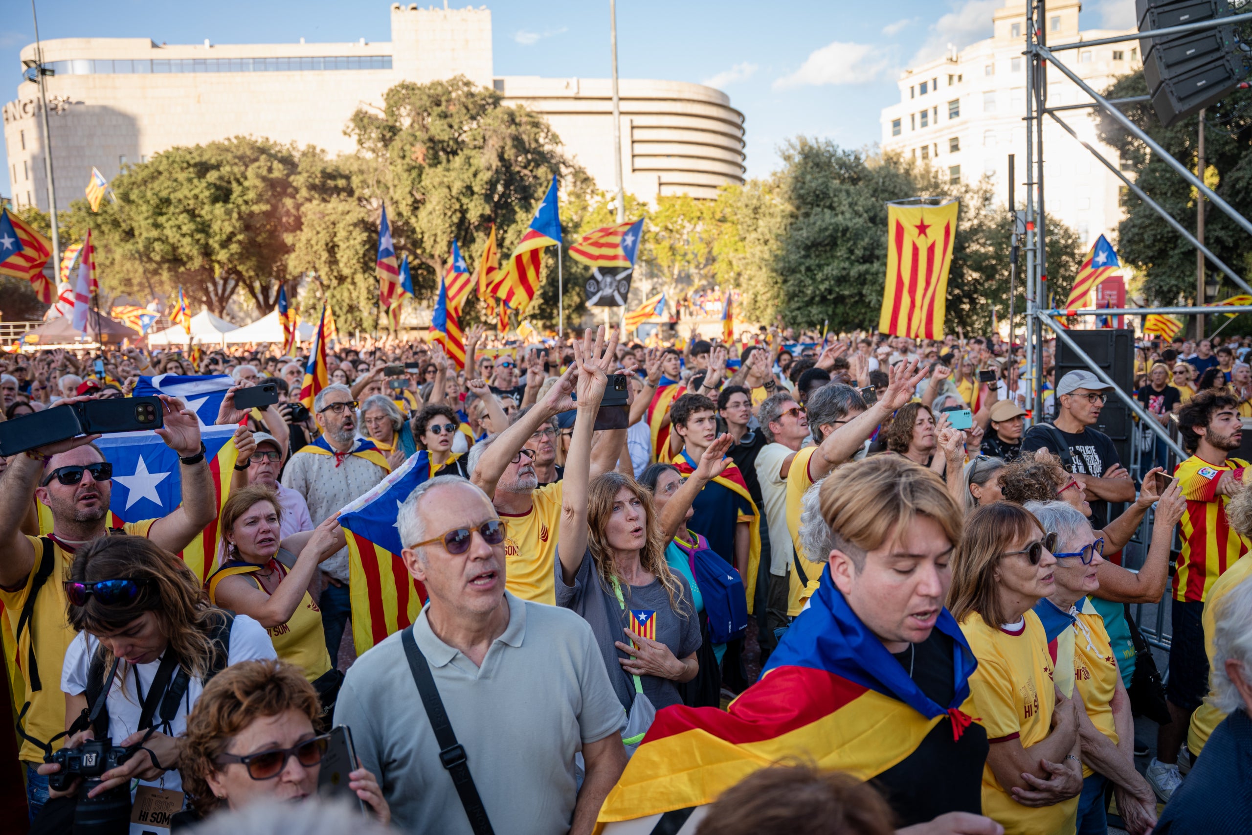 Acte central a la plaça de Catalunya de Barcelona de la manifestació independentista durant la Diada del 2026, amb estelades | Marc Font/ACN