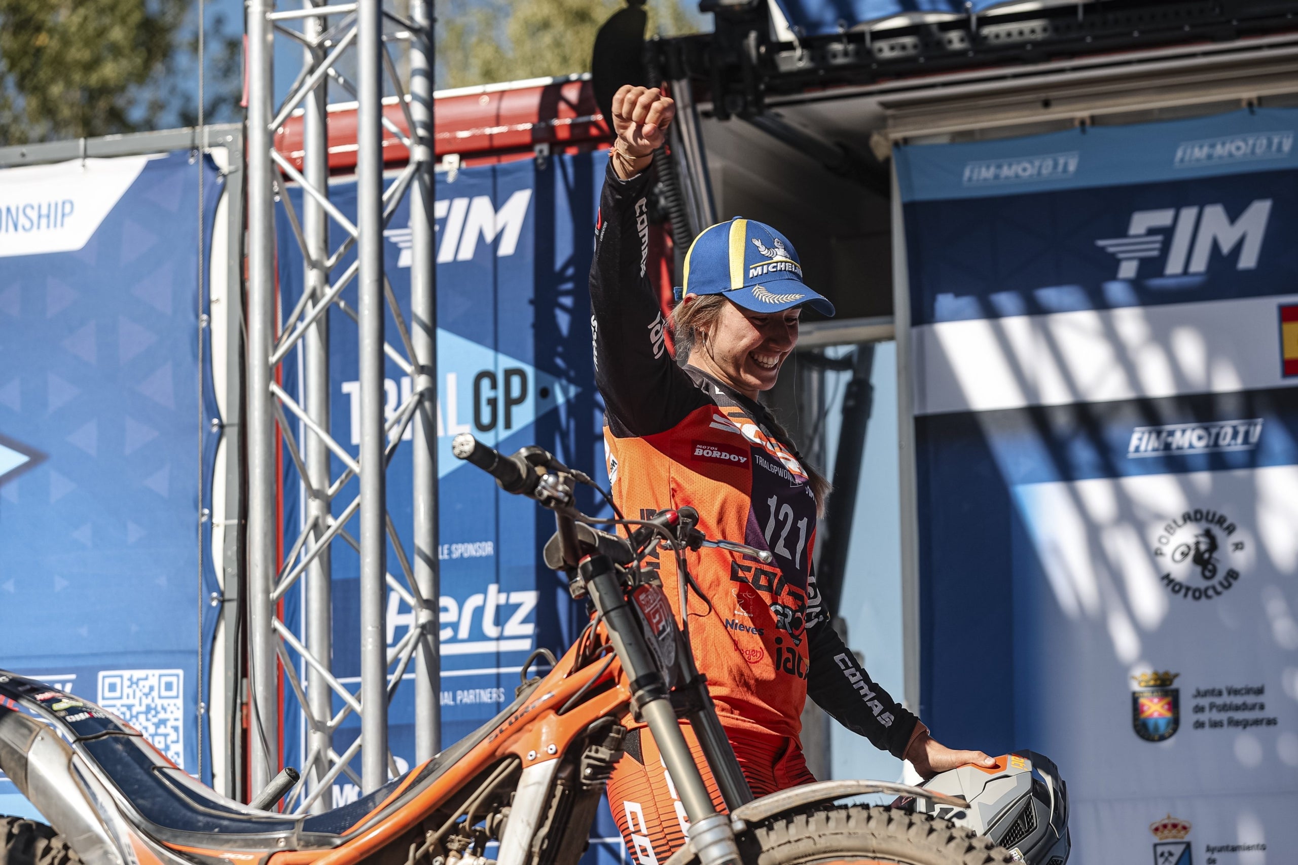 Berta Abellán celebrant el títol de Campiona del Món Trial GP | RFME
