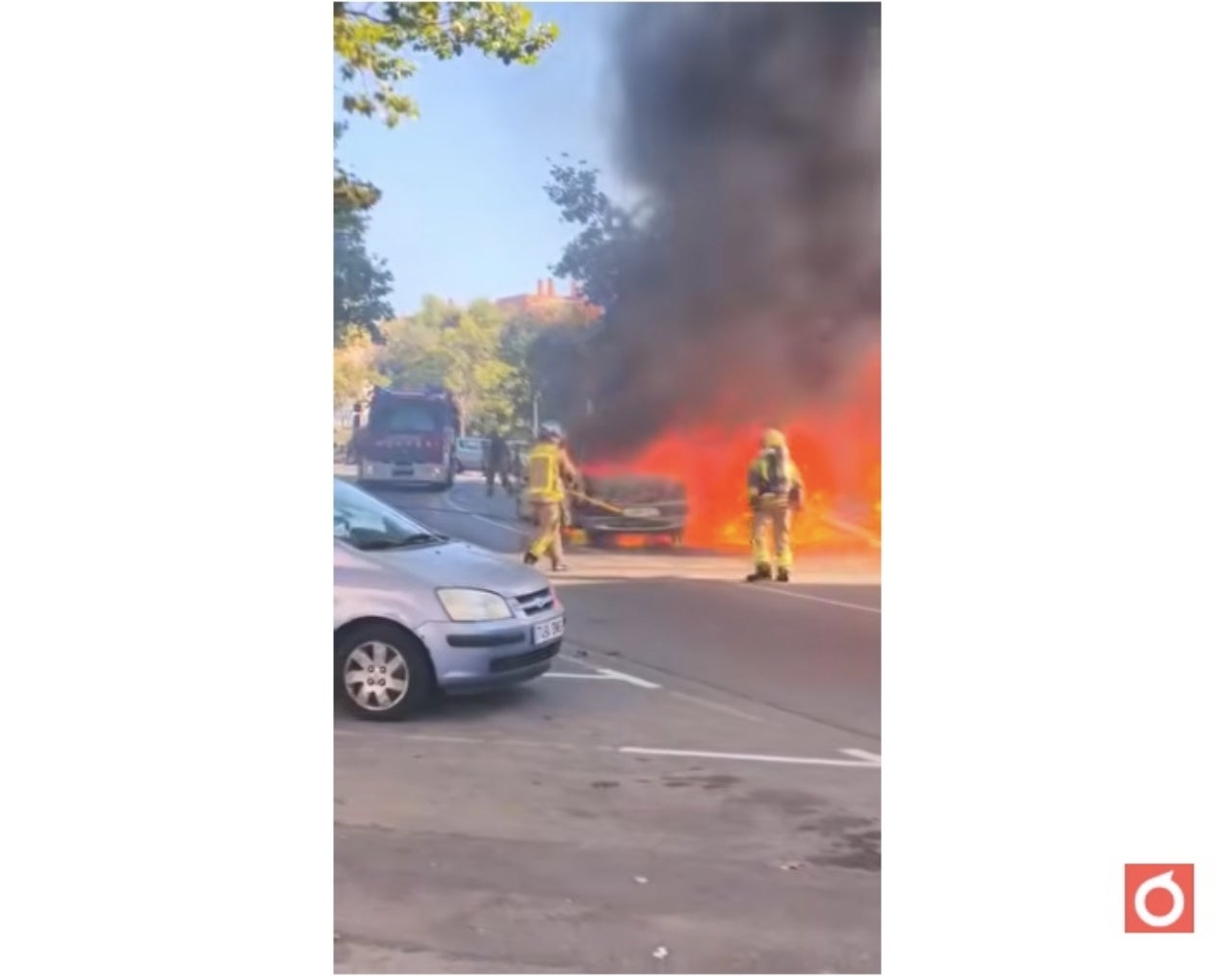Incendi a l'avinguda de Madrid d'un vehicle | Dani Maymó