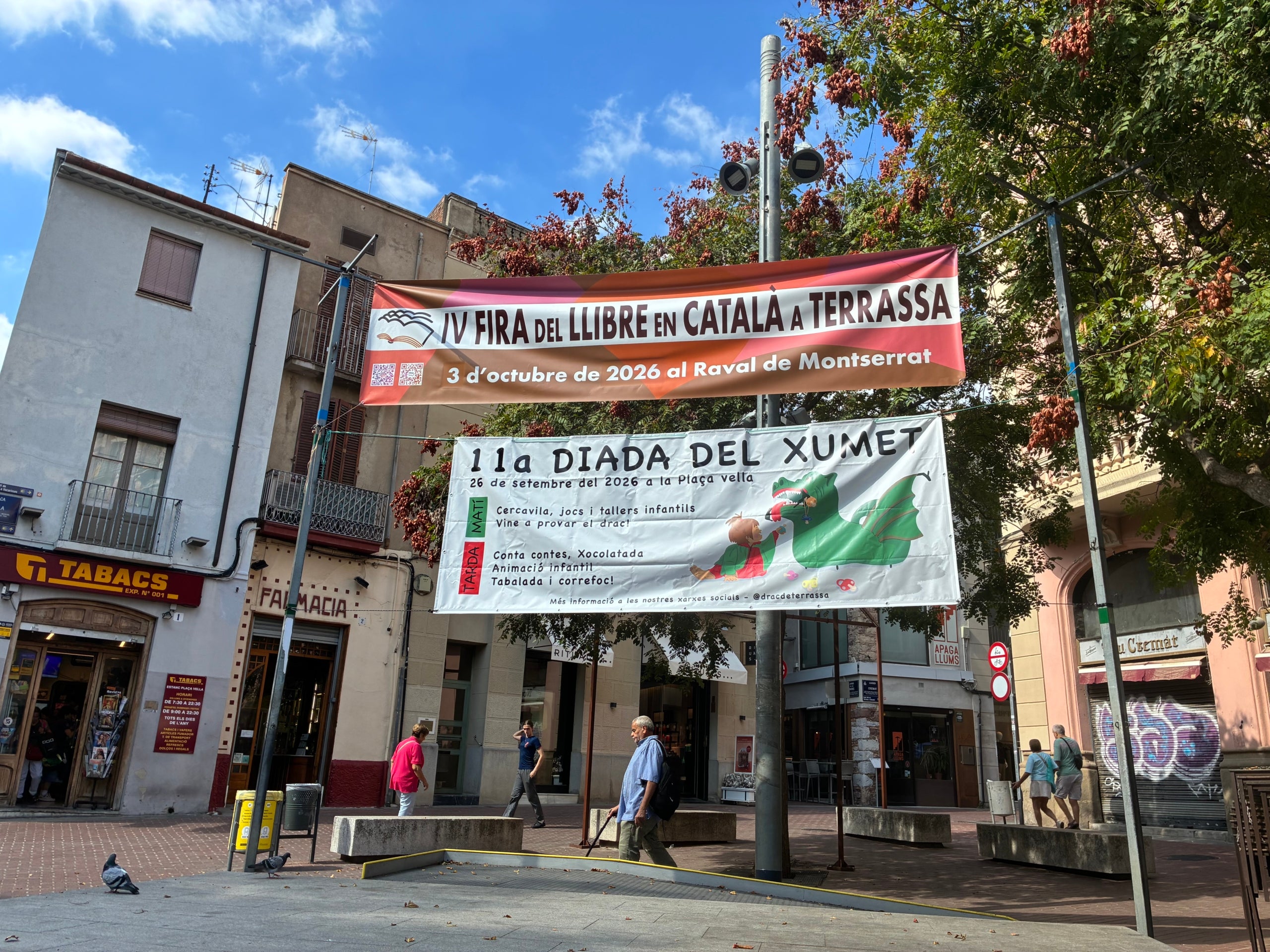 Cartells d'anunci d'activitats d'entitats de Terrassa penjats sobre l'escenari de la plaça Vella, que el grup municipal d'ERC vol que es converteixin en espai per a una pantalla digital | Vicenç Batalla
