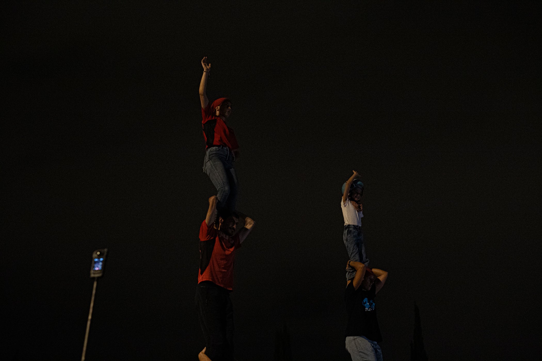 Terrassa es va convertir aquest dissabte en escenari d'una peculiar baixada de falles en el marc de la XXXII Diada Emili Miró dels Castellers, perquè primer es va retre homenatge a l'expresident de la colla Mario Pena, traspassat el desembre passat, amb la inauguració d'un mural d'agermanament, obra d'Edmundo García, entre les dues tradicions populars a la plaça de Didó. Al vespre, ja fosc, els Fallaires del Pont de Suert, acompanyats dels Castellers, van protagonitzar aquesta espectacular baixada amb troncs encesos des de les esglésies de Sant Pere fins a la plaça Vella, on es van aixecar pilars de quatre al voltant de la foguera | Javi González