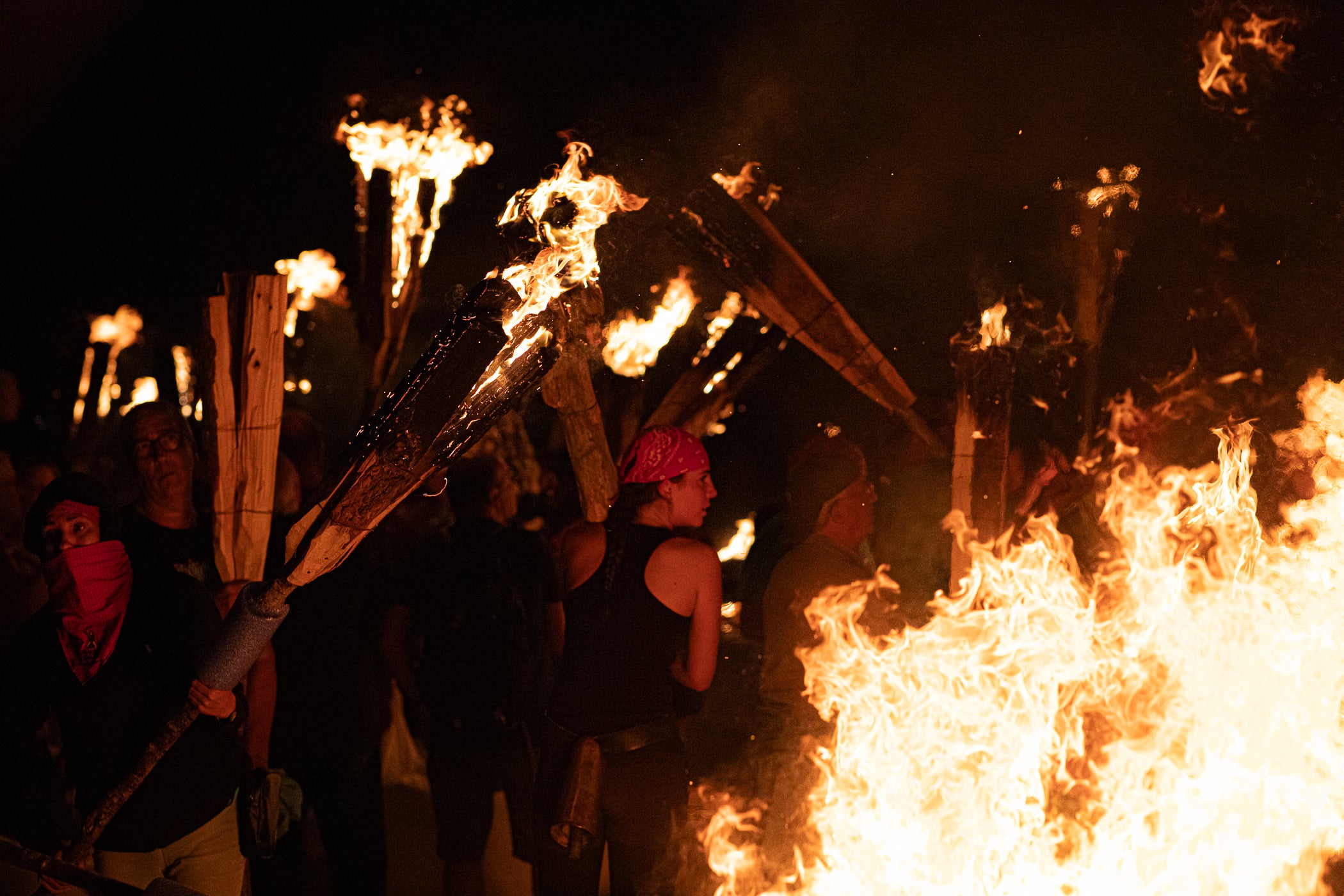 Terrassa es va convertir aquest dissabte en escenari d'una peculiar baixada de falles en el marc de la XXXII Diada Emili Miró dels Castellers, perquè primer es va retre homenatge a l'expresident de la colla Mario Pena, traspassat el desembre passat, amb la inauguració d'un mural d'agermanament, obra d'Edmundo García, entre les dues tradicions populars a la plaça de Didó. Al vespre, ja fosc, els Fallaires del Pont de Suert, acompanyats dels Castellers, van protagonitzar aquesta espectacular baixada amb troncs encesos des de les esglésies de Sant Pere fins a la plaça Vella, on es van aixecar pilars de quatre al voltant de la foguera | Javi González