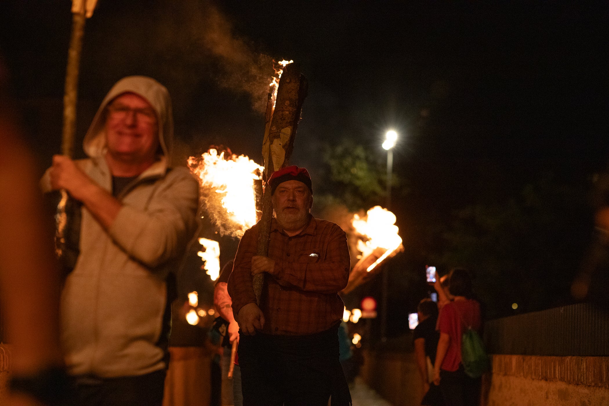 Terrassa es va convertir aquest dissabte en escenari d'una peculiar baixada de falles en el marc de la XXXII Diada Emili Miró dels Castellers, perquè primer es va retre homenatge a l'expresident de la colla Mario Pena, traspassat el desembre passat, amb la inauguració d'un mural d'agermanament, obra d'Edmundo García, entre les dues tradicions populars a la plaça de Didó. Al vespre, ja fosc, els Fallaires del Pont de Suert, acompanyats dels Castellers, van protagonitzar aquesta espectacular baixada amb troncs encesos des de les esglésies de Sant Pere fins a la plaça Vella, on es van aixecar pilars de quatre al voltant de la foguera | Javi González