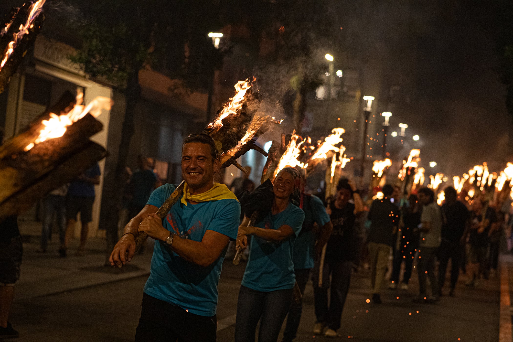 Terrassa es va convertir aquest dissabte en escenari d'una peculiar baixada de falles en el marc de la XXXII Diada Emili Miró dels Castellers, perquè primer es va retre homenatge a l'expresident de la colla Mario Pena, traspassat el desembre passat, amb la inauguració d'un mural d'agermanament, obra d'Edmundo García, entre les dues tradicions populars a la plaça de Didó. Al vespre, ja fosc, els Fallaires del Pont de Suert, acompanyats dels Castellers, van protagonitzar aquesta espectacular baixada amb troncs encesos des de les esglésies de Sant Pere fins a la plaça Vella, on es van aixecar pilars de quatre al voltant de la foguera | Javi González