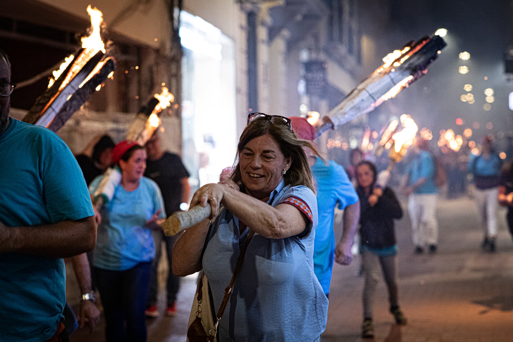 Terrassa es va convertir aquest dissabte en escenari d'una peculiar baixada de falles en el marc de la XXXII Diada Emili Miró dels Castellers, perquè primer es va retre homenatge a l'expresident de la colla Mario Pena, traspassat el desembre passat, amb la inauguració d'un mural d'agermanament, obra d'Edmundo García, entre les dues tradicions populars a la plaça de Didó. Al vespre, ja fosc, els Fallaires del Pont de Suert, acompanyats dels Castellers, van protagonitzar aquesta espectacular baixada amb troncs encesos des de les esglésies de Sant Pere fins a la plaça Vella, on es van aixecar pilars de quatre al voltant de la foguera | Javi González