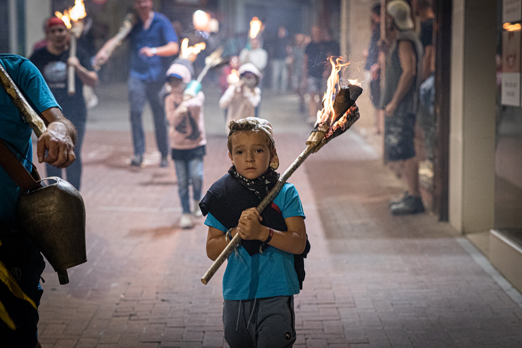 Terrassa es va convertir aquest dissabte en escenari d'una peculiar baixada de falles en el marc de la XXXII Diada Emili Miró dels Castellers, perquè primer es va retre homenatge a l'expresident de la colla Mario Pena, traspassat el desembre passat, amb la inauguració d'un mural d'agermanament, obra d'Edmundo García, entre les dues tradicions populars a la plaça de Didó. Al vespre, ja fosc, els Fallaires del Pont de Suert, acompanyats dels Castellers, van protagonitzar aquesta espectacular baixada amb troncs encesos des de les esglésies de Sant Pere fins a la plaça Vella, on es van aixecar pilars de quatre al voltant de la foguera | Javi González