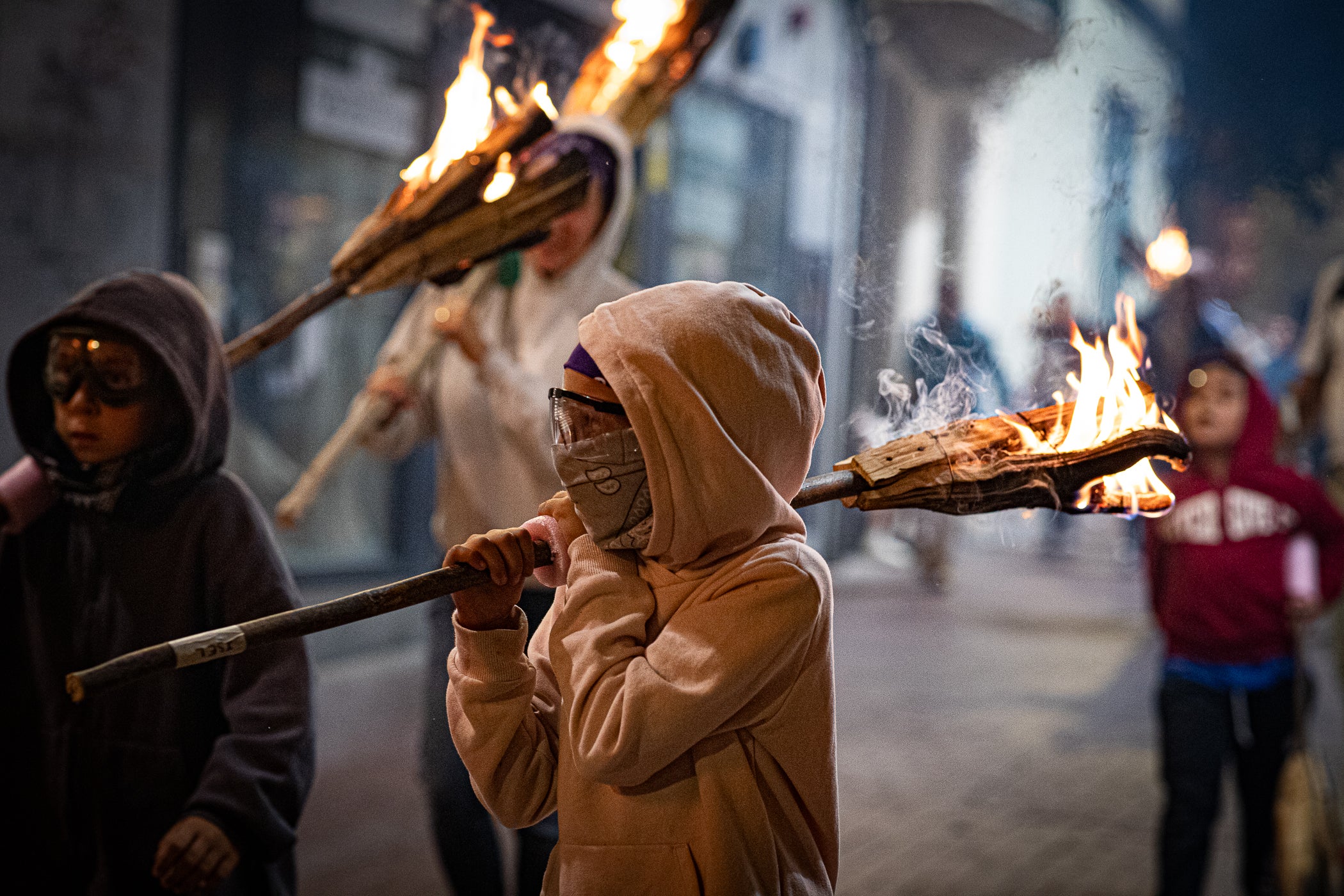 Terrassa es va convertir aquest dissabte en escenari d'una peculiar baixada de falles en el marc de la XXXII Diada Emili Miró dels Castellers, perquè primer es va retre homenatge a l'expresident de la colla Mario Pena, traspassat el desembre passat, amb la inauguració d'un mural d'agermanament, obra d'Edmundo García, entre les dues tradicions populars a la plaça de Didó. Al vespre, ja fosc, els Fallaires del Pont de Suert, acompanyats dels Castellers, van protagonitzar aquesta espectacular baixada amb troncs encesos des de les esglésies de Sant Pere fins a la plaça Vella, on es van aixecar pilars de quatre al voltant de la foguera | Javi González