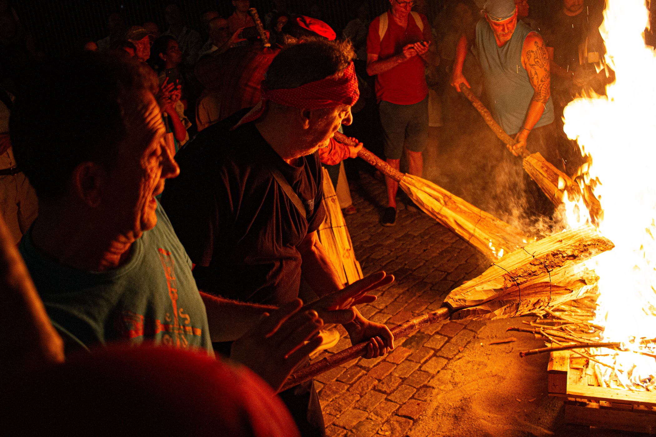 Terrassa es va convertir aquest dissabte en escenari d'una peculiar baixada de falles en el marc de la XXXII Diada Emili Miró dels Castellers, perquè primer es va retre homenatge a l'expresident de la colla Mario Pena, traspassat el desembre passat, amb la inauguració d'un mural d'agermanament, obra d'Edmundo García, entre les dues tradicions populars a la plaça de Didó. Al vespre, ja fosc, els Fallaires del Pont de Suert, acompanyats dels Castellers, van protagonitzar aquesta espectacular baixada amb troncs encesos des de les esglésies de Sant Pere fins a la plaça Vella, on es van aixecar pilars de quatre al voltant de la foguera | Javi González