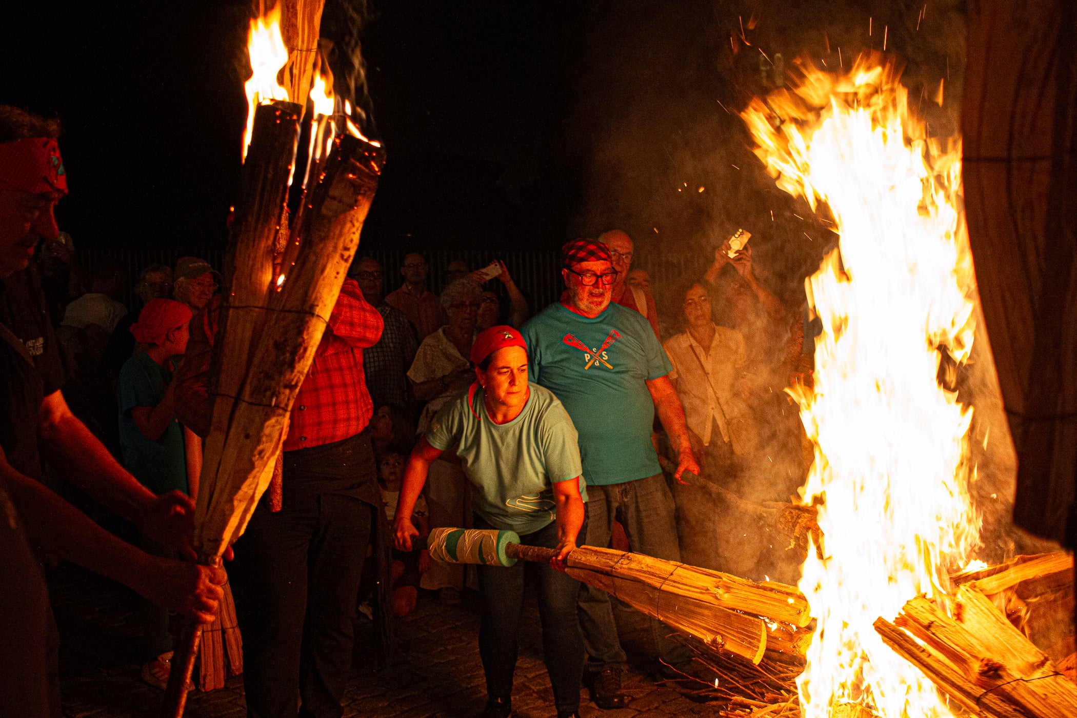 Terrassa es va convertir aquest dissabte en escenari d'una peculiar baixada de falles en el marc de la XXXII Diada Emili Miró dels Castellers, perquè primer es va retre homenatge a l'expresident de la colla Mario Pena, traspassat el desembre passat, amb la inauguració d'un mural d'agermanament, obra d'Edmundo García, entre les dues tradicions populars a la plaça de Didó. Al vespre, ja fosc, els Fallaires del Pont de Suert, acompanyats dels Castellers, van protagonitzar aquesta espectacular baixada amb troncs encesos des de les esglésies de Sant Pere fins a la plaça Vella, on es van aixecar pilars de quatre al voltant de la foguera | Javi González