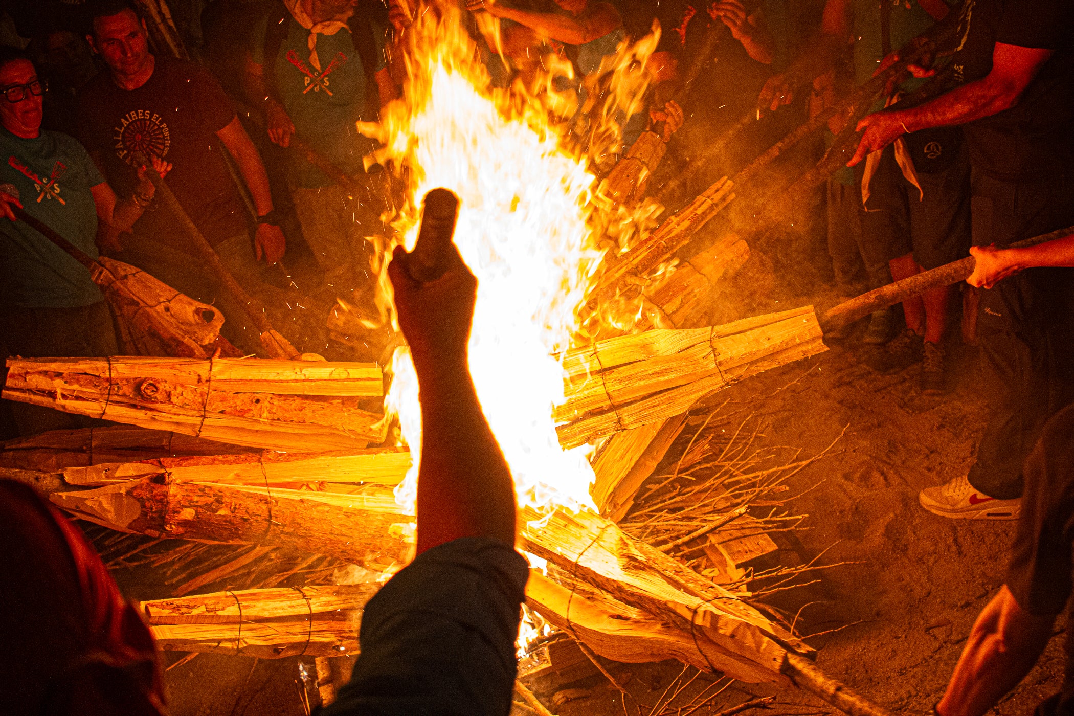 Terrassa es va convertir aquest dissabte en escenari d'una peculiar baixada de falles en el marc de la XXXII Diada Emili Miró dels Castellers, perquè primer es va retre homenatge a l'expresident de la colla Mario Pena, traspassat el desembre passat, amb la inauguració d'un mural d'agermanament, obra d'Edmundo García, entre les dues tradicions populars a la plaça de Didó. Al vespre, ja fosc, els Fallaires del Pont de Suert, acompanyats dels Castellers, van protagonitzar aquesta espectacular baixada amb troncs encesos des de les esglésies de Sant Pere fins a la plaça Vella, on es van aixecar pilars de quatre al voltant de la foguera | Javi González