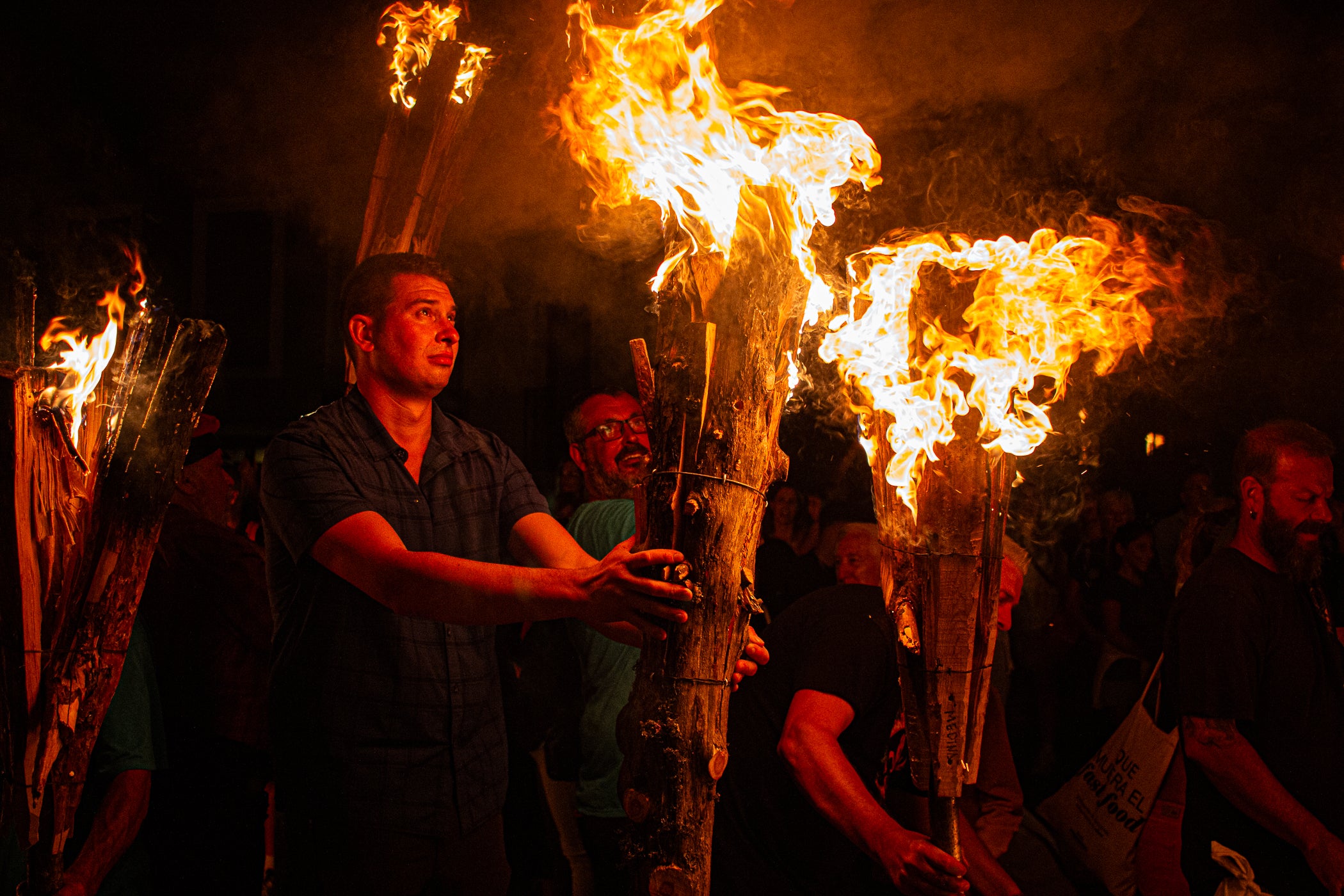 Terrassa es va convertir aquest dissabte en escenari d'una peculiar baixada de falles en el marc de la XXXII Diada Emili Miró dels Castellers, perquè primer es va retre homenatge a l'expresident de la colla Mario Pena, traspassat el desembre passat, amb la inauguració d'un mural d'agermanament, obra d'Edmundo García, entre les dues tradicions populars a la plaça de Didó. Al vespre, ja fosc, els Fallaires del Pont de Suert, acompanyats dels Castellers, van protagonitzar aquesta espectacular baixada amb troncs encesos des de les esglésies de Sant Pere fins a la plaça Vella, on es van aixecar pilars de quatre al voltant de la foguera | Javi González