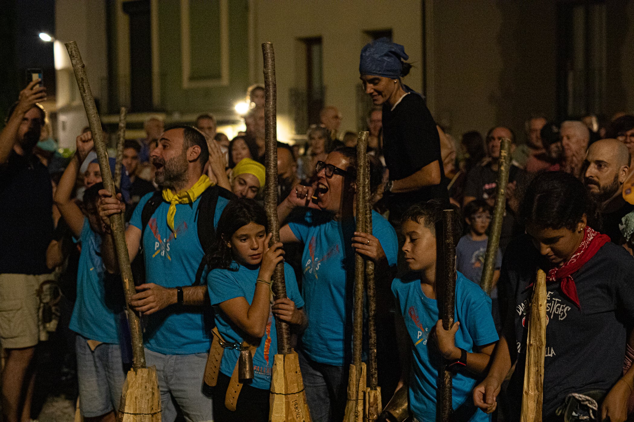 Terrassa es va convertir aquest dissabte en escenari d'una peculiar baixada de falles en el marc de la XXXII Diada Emili Miró dels Castellers, perquè primer es va retre homenatge a l'expresident de la colla Mario Pena, traspassat el desembre passat, amb la inauguració d'un mural d'agermanament, obra d'Edmundo García, entre les dues tradicions populars a la plaça de Didó. Al vespre, ja fosc, els Fallaires del Pont de Suert, acompanyats dels Castellers, van protagonitzar aquesta espectacular baixada amb troncs encesos des de les esglésies de Sant Pere fins a la plaça Vella, on es van aixecar pilars de quatre al voltant de la foguera | Javi González