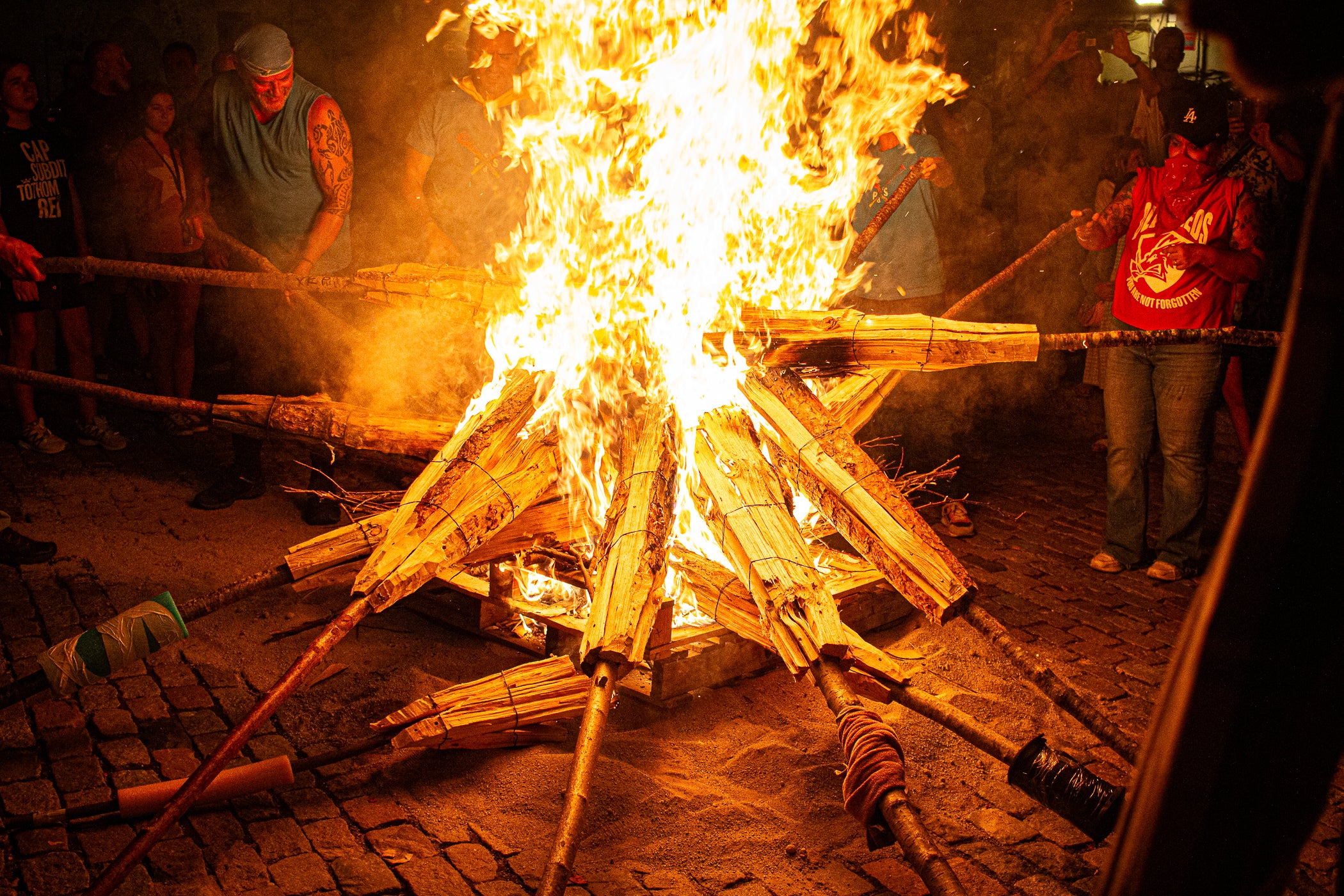 Terrassa es va convertir aquest dissabte en escenari d'una peculiar baixada de falles en el marc de la XXXII Diada Emili Miró dels Castellers, perquè primer es va retre homenatge a l'expresident de la colla Mario Pena, traspassat el desembre passat, amb la inauguració d'un mural d'agermanament, obra d'Edmundo García, entre les dues tradicions populars a la plaça de Didó. Al vespre, ja fosc, els Fallaires del Pont de Suert, acompanyats dels Castellers, van protagonitzar aquesta espectacular baixada amb troncs encesos des de les esglésies de Sant Pere fins a la plaça Vella, on es van aixecar pilars de quatre al voltant de la foguera | Javi González