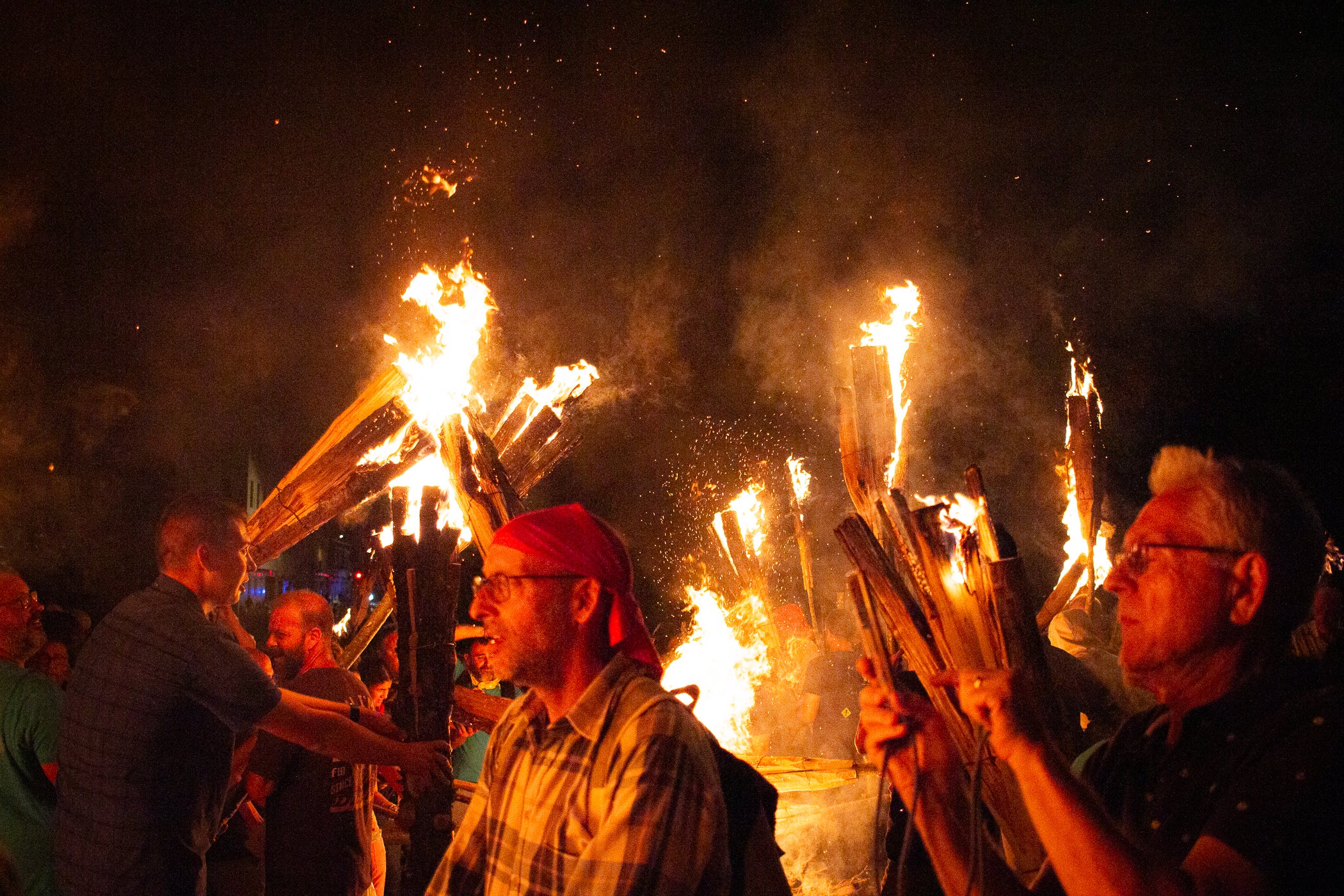 Terrassa es va convertir aquest dissabte en escenari d'una peculiar baixada de falles en el marc de la XXXII Diada Emili Miró dels Castellers, perquè primer es va retre homenatge a l'expresident de la colla Mario Pena, traspassat el desembre passat, amb la inauguració d'un mural d'agermanament, obra d'Edmundo García, entre les dues tradicions populars a la plaça de Didó. Al vespre, ja fosc, els Fallaires del Pont de Suert, acompanyats dels Castellers, van protagonitzar aquesta espectacular baixada amb troncs encesos des de les esglésies de Sant Pere fins a la plaça Vella, on es van aixecar pilars de quatre al voltant de la foguera | Javi González
