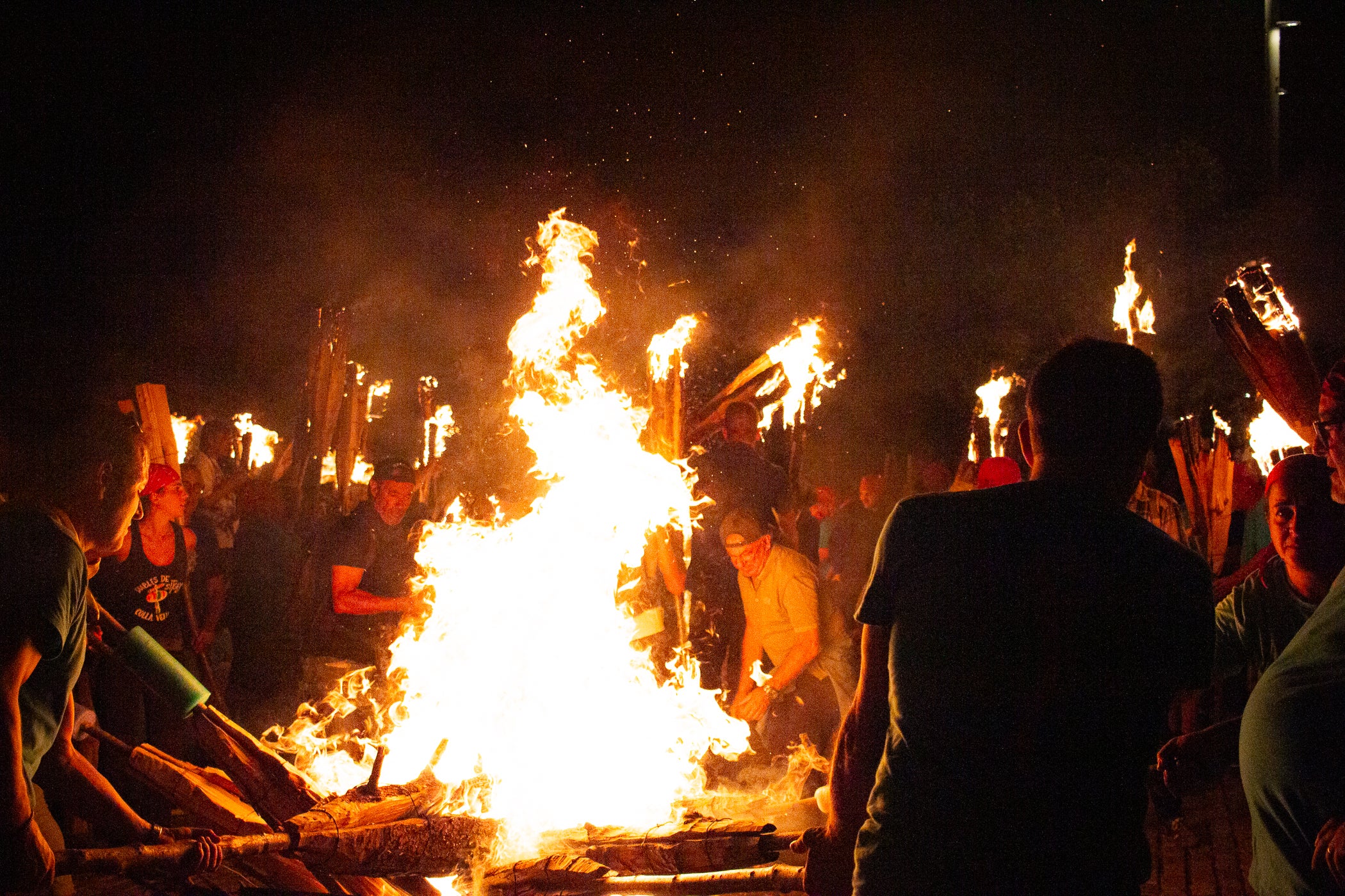 Terrassa es va convertir aquest dissabte en escenari d'una peculiar baixada de falles en el marc de la XXXII Diada Emili Miró dels Castellers, perquè primer es va retre homenatge a l'expresident de la colla Mario Pena, traspassat el desembre passat, amb la inauguració d'un mural d'agermanament, obra d'Edmundo García, entre les dues tradicions populars a la plaça de Didó. Al vespre, ja fosc, els Fallaires del Pont de Suert, acompanyats dels Castellers, van protagonitzar aquesta espectacular baixada amb troncs encesos des de les esglésies de Sant Pere fins a la plaça Vella, on es van aixecar pilars de quatre al voltant de la foguera | Javi González