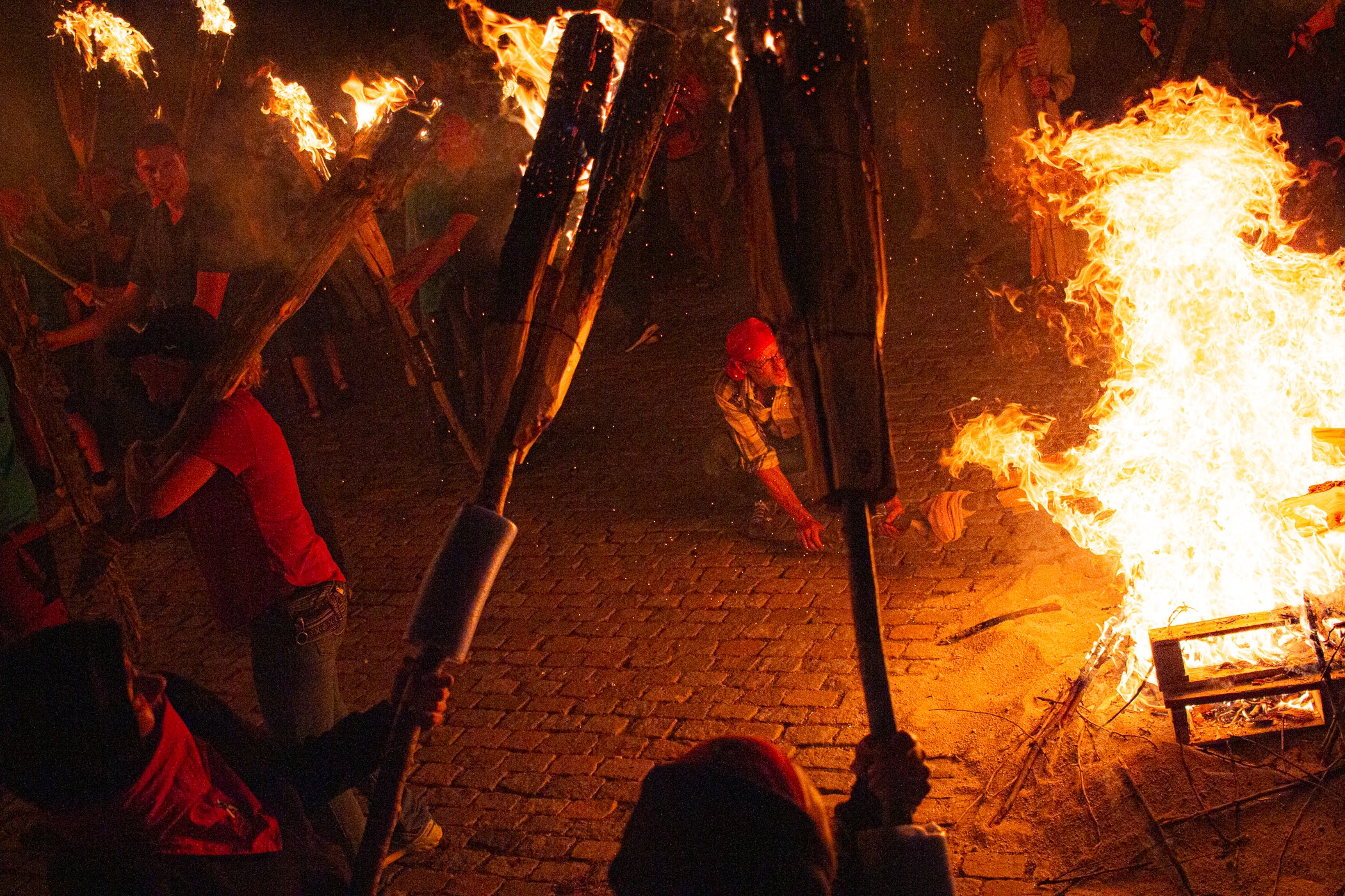 Terrassa es va convertir aquest dissabte en escenari d'una peculiar baixada de falles en el marc de la XXXII Diada Emili Miró dels Castellers, perquè primer es va retre homenatge a l'expresident de la colla Mario Pena, traspassat el desembre passat, amb la inauguració d'un mural d'agermanament, obra d'Edmundo García, entre les dues tradicions populars a la plaça de Didó. Al vespre, ja fosc, els Fallaires del Pont de Suert, acompanyats dels Castellers, van protagonitzar aquesta espectacular baixada amb troncs encesos des de les esglésies de Sant Pere fins a la plaça Vella, on es van aixecar pilars de quatre al voltant de la foguera | Javi González