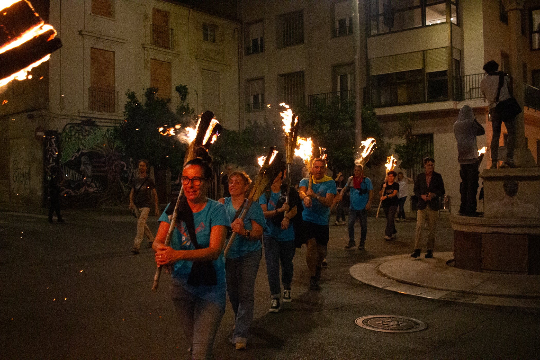 Terrassa es va convertir aquest dissabte en escenari d'una peculiar baixada de falles en el marc de la XXXII Diada Emili Miró dels Castellers, perquè primer es va retre homenatge a l'expresident de la colla Mario Pena, traspassat el desembre passat, amb la inauguració d'un mural d'agermanament, obra d'Edmundo García, entre les dues tradicions populars a la plaça de Didó. Al vespre, ja fosc, els Fallaires del Pont de Suert, acompanyats dels Castellers, van protagonitzar aquesta espectacular baixada amb troncs encesos des de les esglésies de Sant Pere fins a la plaça Vella, on es van aixecar pilars de quatre al voltant de la foguera | Javi González
