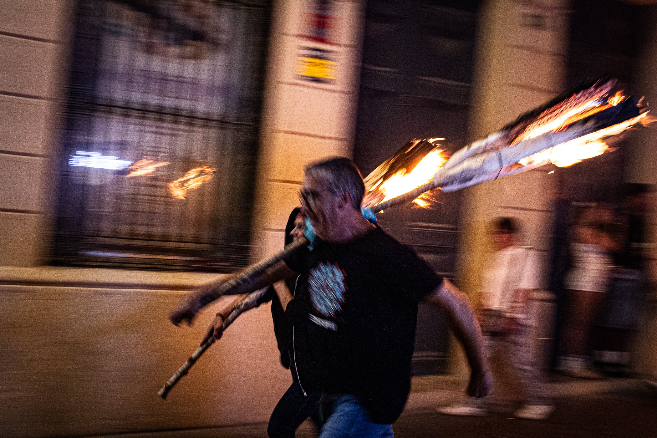 Terrassa es va convertir aquest dissabte en escenari d'una peculiar baixada de falles en el marc de la XXXII Diada Emili Miró dels Castellers, perquè primer es va retre homenatge a l'expresident de la colla Mario Pena, traspassat el desembre passat, amb la inauguració d'un mural d'agermanament, obra d'Edmundo García, entre les dues tradicions populars a la plaça de Didó. Al vespre, ja fosc, els Fallaires del Pont de Suert, acompanyats dels Castellers, van protagonitzar aquesta espectacular baixada amb troncs encesos des de les esglésies de Sant Pere fins a la plaça Vella, on es van aixecar pilars de quatre al voltant de la foguera | Javi González