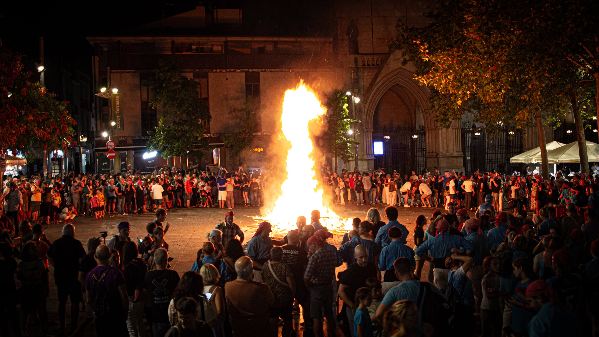 Terrassa es va convertir aquest dissabte en escenari d'una peculiar baixada de falles en el marc de la XXXII Diada Emili Miró dels Castellers, perquè primer es va retre homenatge a l'expresident de la colla Mario Pena, traspassat el desembre passat, amb la inauguració d'un mural d'agermanament, obra d'Edmundo García, entre les dues tradicions populars a la plaça de Didó. Al vespre, ja fosc, els Fallaires del Pont de Suert, acompanyats dels Castellers, van protagonitzar aquesta espectacular baixada amb troncs encesos des de les esglésies de Sant Pere fins a la plaça Vella, on es van aixecar pilars de quatre al voltant de la foguera | Javi González