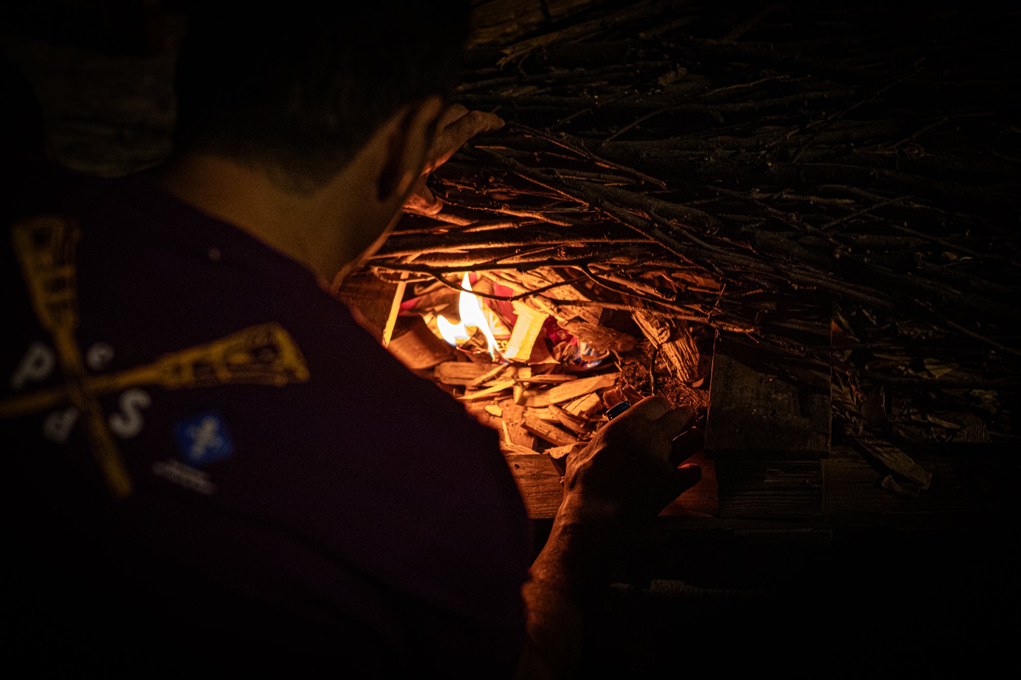 Terrassa es va convertir aquest dissabte en escenari d'una peculiar baixada de falles en el marc de la XXXII Diada Emili Miró dels Castellers, perquè primer es va retre homenatge a l'expresident de la colla Mario Pena, traspassat el desembre passat, amb la inauguració d'un mural d'agermanament, obra d'Edmundo García, entre les dues tradicions populars a la plaça de Didó. Al vespre, ja fosc, els Fallaires del Pont de Suert, acompanyats dels Castellers, van protagonitzar aquesta espectacular baixada amb troncs encesos des de les esglésies de Sant Pere fins a la plaça Vella, on es van aixecar pilars de quatre al voltant de la foguera | Javi González