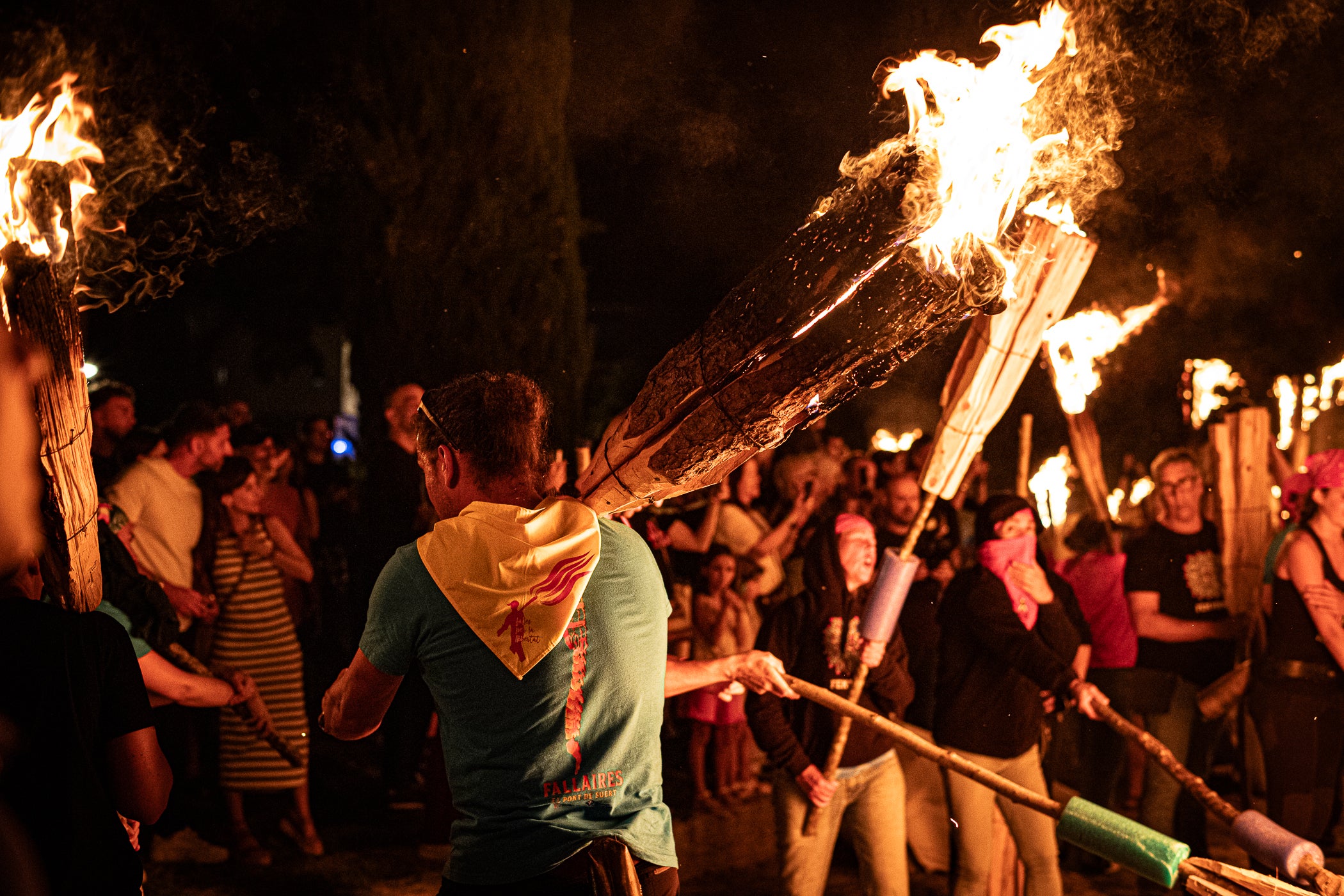 Terrassa es va convertir aquest dissabte en escenari d'una peculiar baixada de falles en el marc de la XXXII Diada Emili Miró dels Castellers, perquè primer es va retre homenatge a l'expresident de la colla Mario Pena, traspassat el desembre passat, amb la inauguració d'un mural d'agermanament, obra d'Edmundo García, entre les dues tradicions populars a la plaça de Didó. Al vespre, ja fosc, els Fallaires del Pont de Suert, acompanyats dels Castellers, van protagonitzar aquesta espectacular baixada amb troncs encesos des de les esglésies de Sant Pere fins a la plaça Vella, on es van aixecar pilars de quatre al voltant de la foguera | Javi González