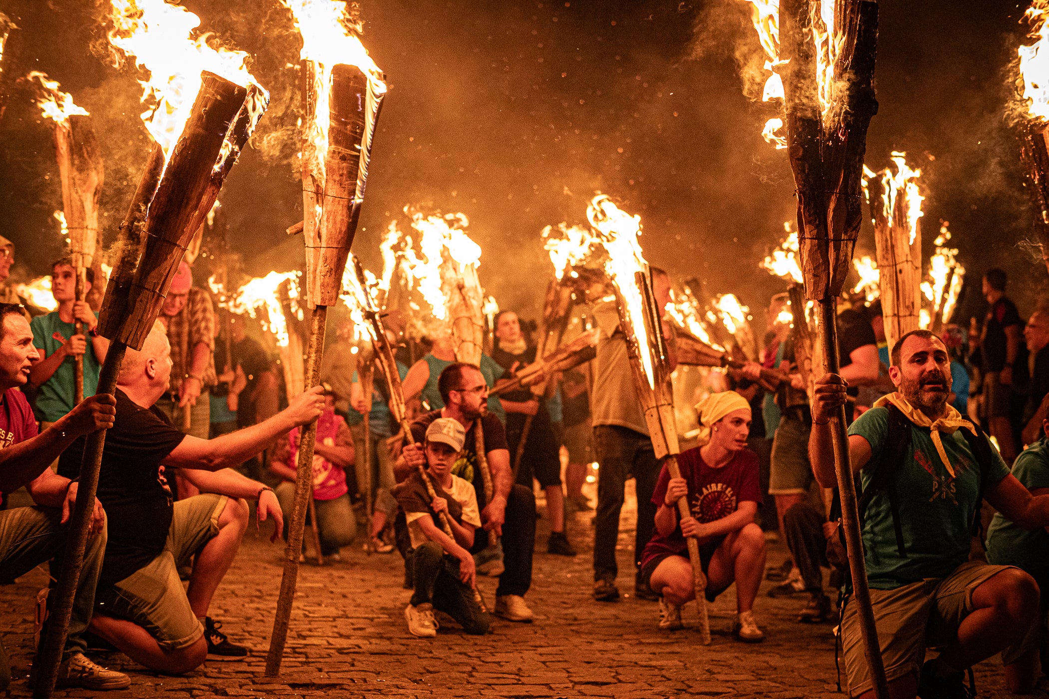 Terrassa es va convertir aquest dissabte en escenari d'una peculiar baixada de falles en el marc de la XXXII Diada Emili Miró dels Castellers, perquè primer es va retre homenatge a l'expresident de la colla Mario Pena, traspassat el desembre passat, amb la inauguració d'un mural d'agermanament, obra d'Edmundo García, entre les dues tradicions populars a la plaça de Didó. Al vespre, ja fosc, els Fallaires del Pont de Suert, acompanyats dels Castellers, van protagonitzar aquesta espectacular baixada amb troncs encesos des de les esglésies de Sant Pere fins a la plaça Vella, on es van aixecar pilars de quatre al voltant de la foguera | Javi González