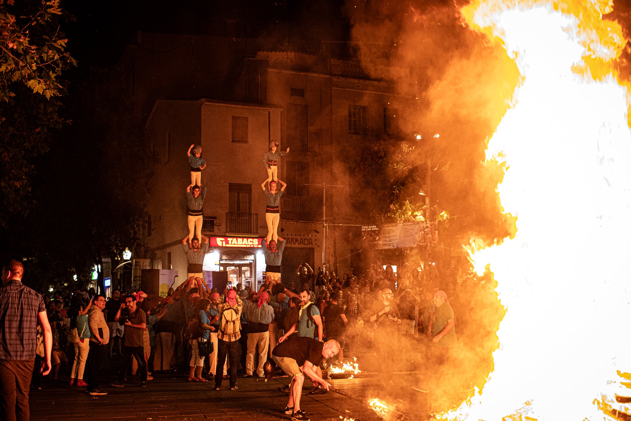 Terrassa es va convertir aquest dissabte en escenari d'una peculiar baixada de falles en el marc de la XXXII Diada Emili Miró dels Castellers, perquè primer es va retre homenatge a l'expresident de la colla Mario Pena, traspassat el desembre passat, amb la inauguració d'un mural d'agermanament, obra d'Edmundo García, entre les dues tradicions populars a la plaça de Didó. Al vespre, ja fosc, els Fallaires del Pont de Suert, acompanyats dels Castellers, van protagonitzar aquesta espectacular baixada amb troncs encesos des de les esglésies de Sant Pere fins a la plaça Vella, on es van aixecar pilars de quatre al voltant de la foguera | Javi González